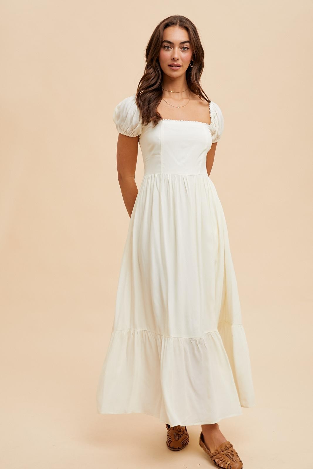 Elfenbeinfarbenes Umstands-Maxikleid mit Volantdetails und eckigem Ausschnitt