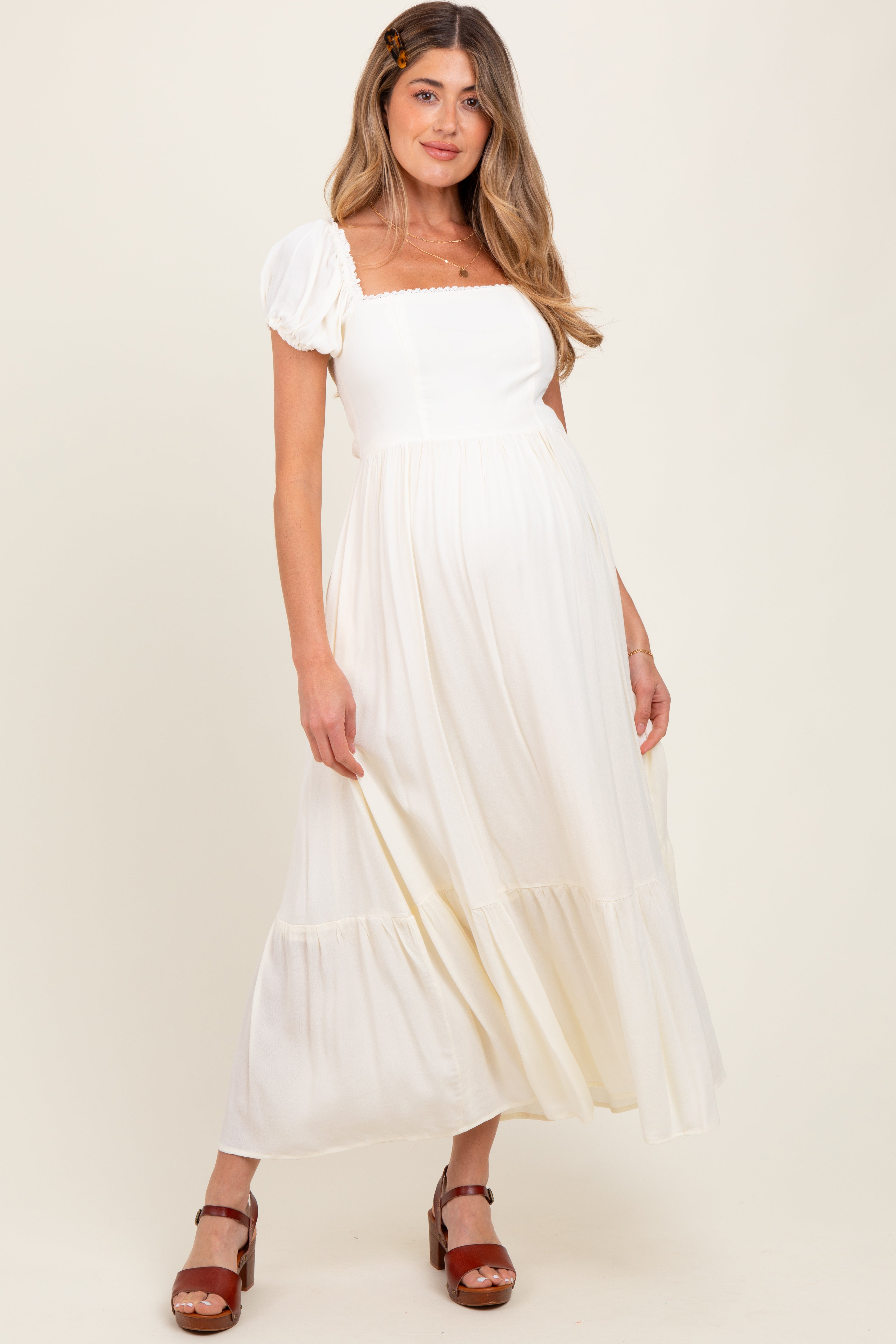 Elfenbeinfarbenes Umstands-Maxikleid mit Volantdetails und eckigem Ausschnitt