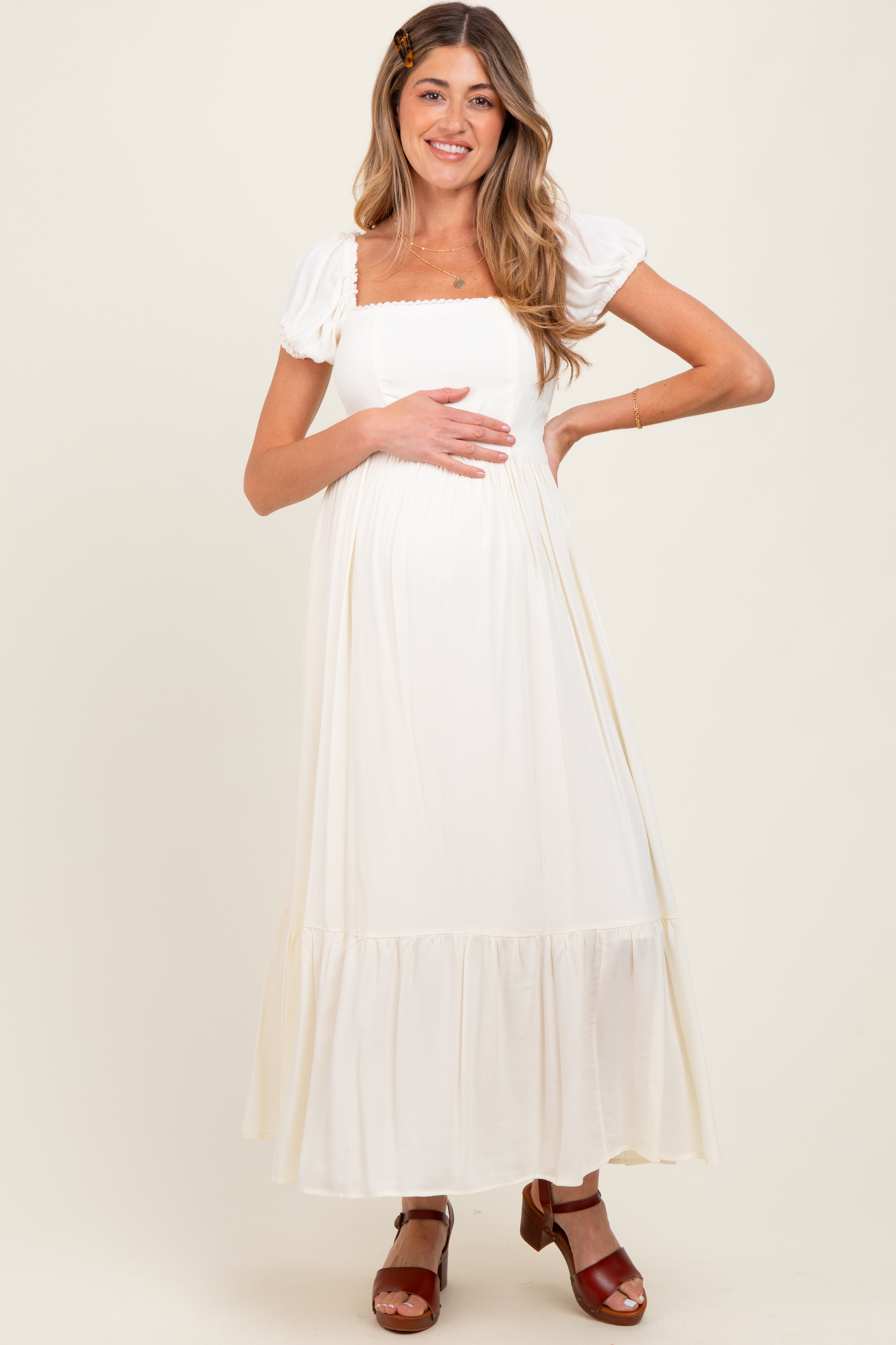 Elfenbeinfarbenes Umstands-Maxikleid mit Volantdetails und eckigem Ausschnitt