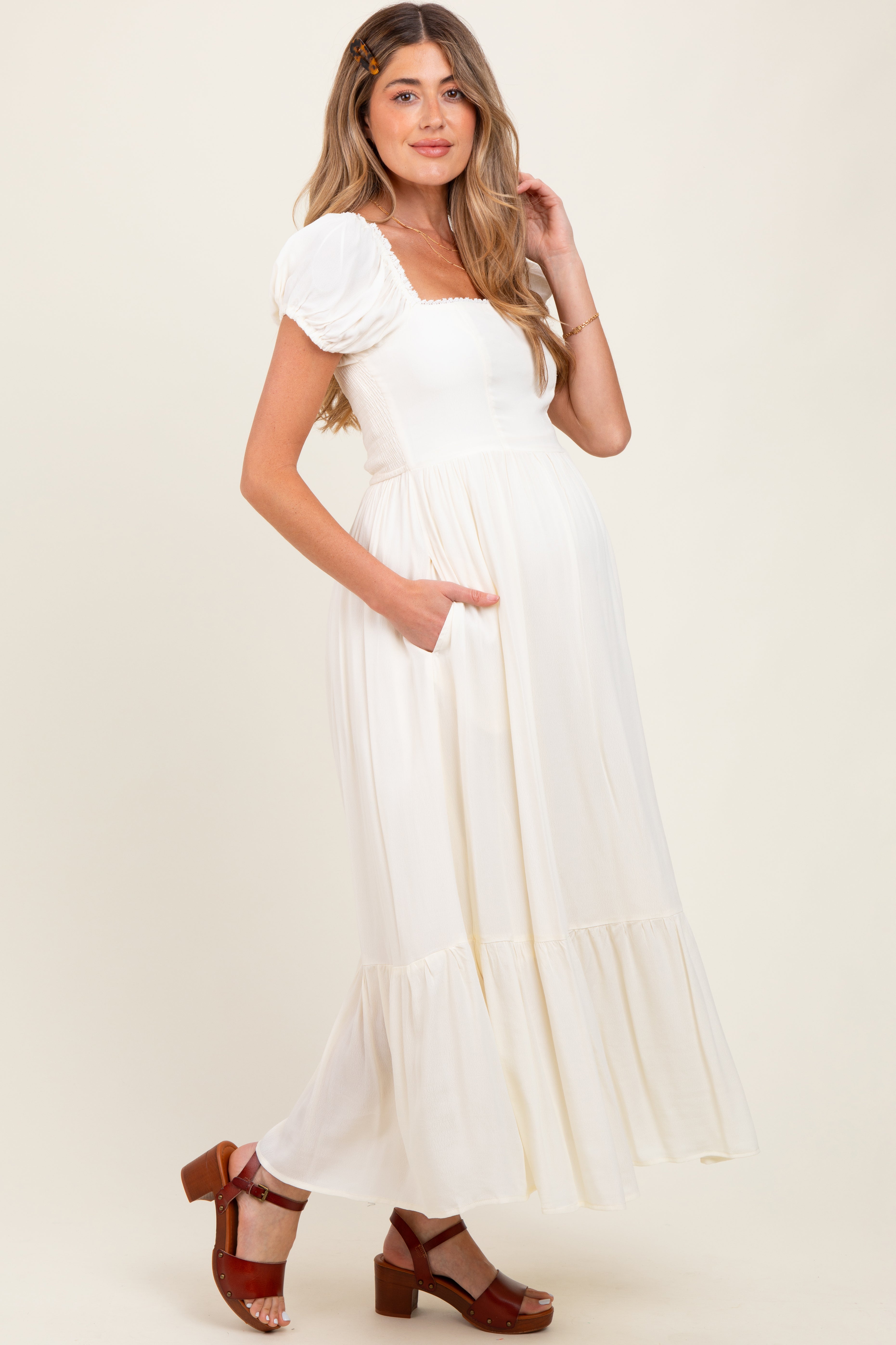 Elfenbeinfarbenes Umstands-Maxikleid mit Volantdetails und eckigem Ausschnitt