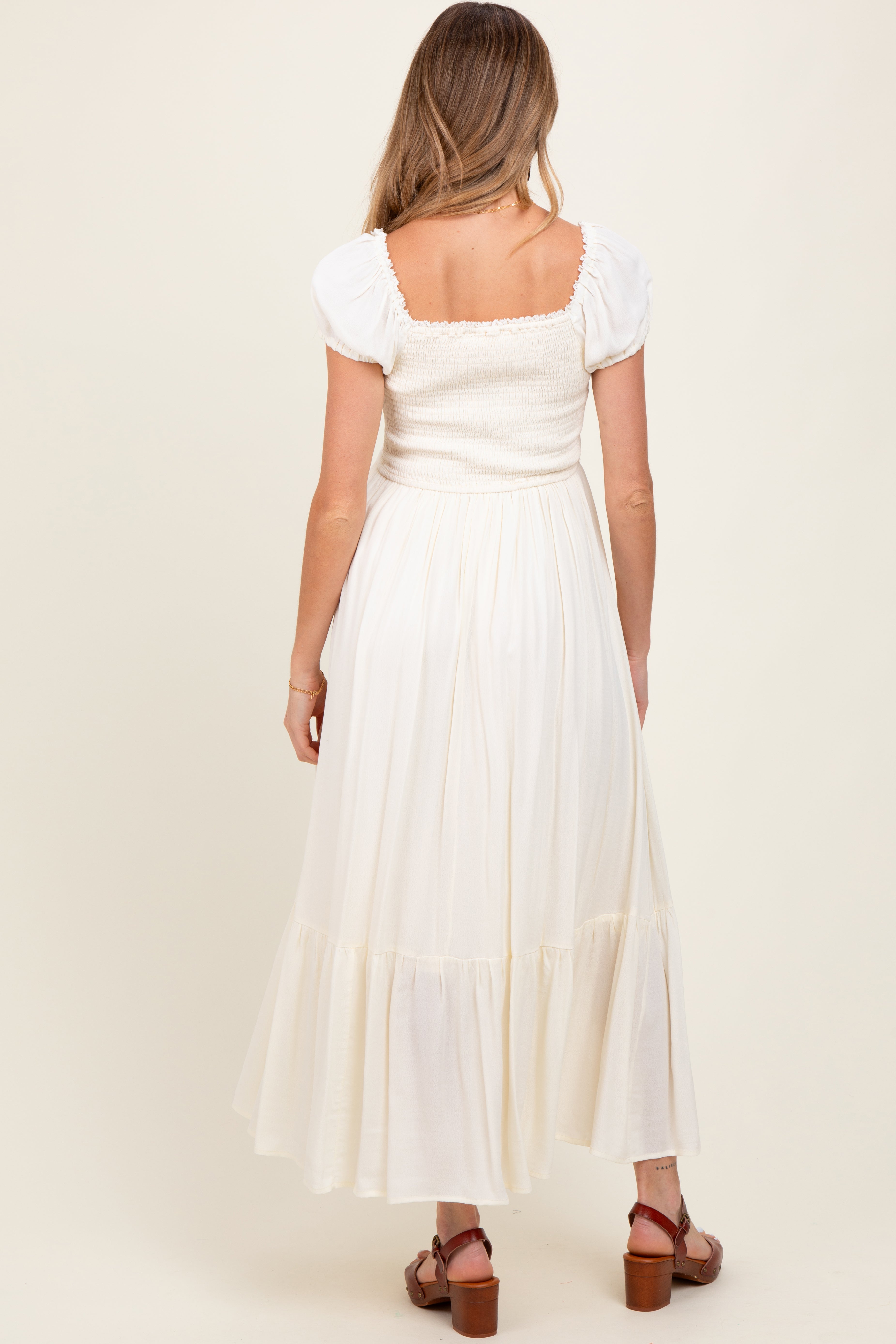 Elfenbeinfarbenes Umstands-Maxikleid mit Volantdetails und eckigem Ausschnitt