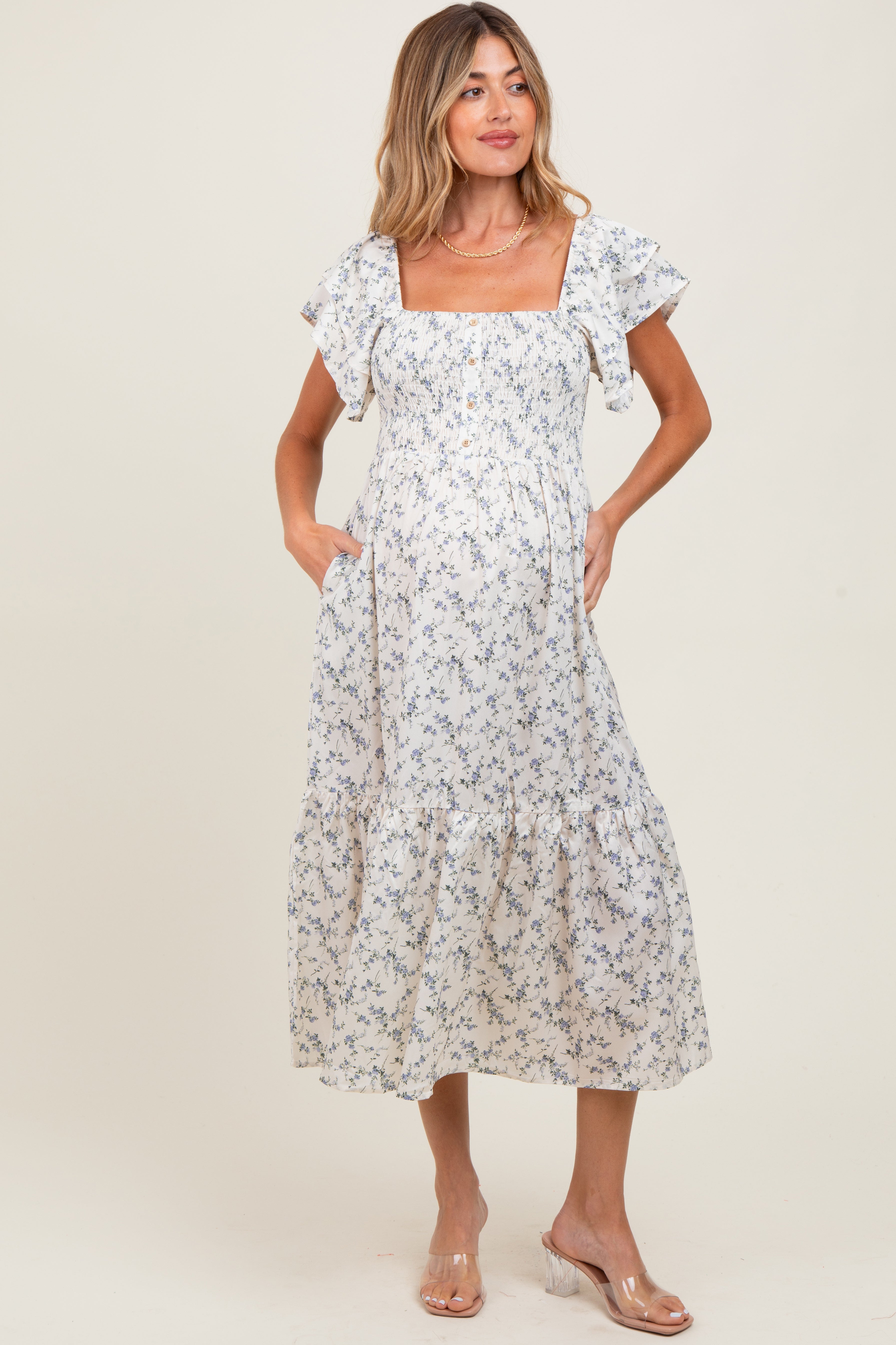 Elfenbeinfarbenes Umstands-Midikleid mit Blumenmuster, Smok-Oberteil und Flügelärmeln