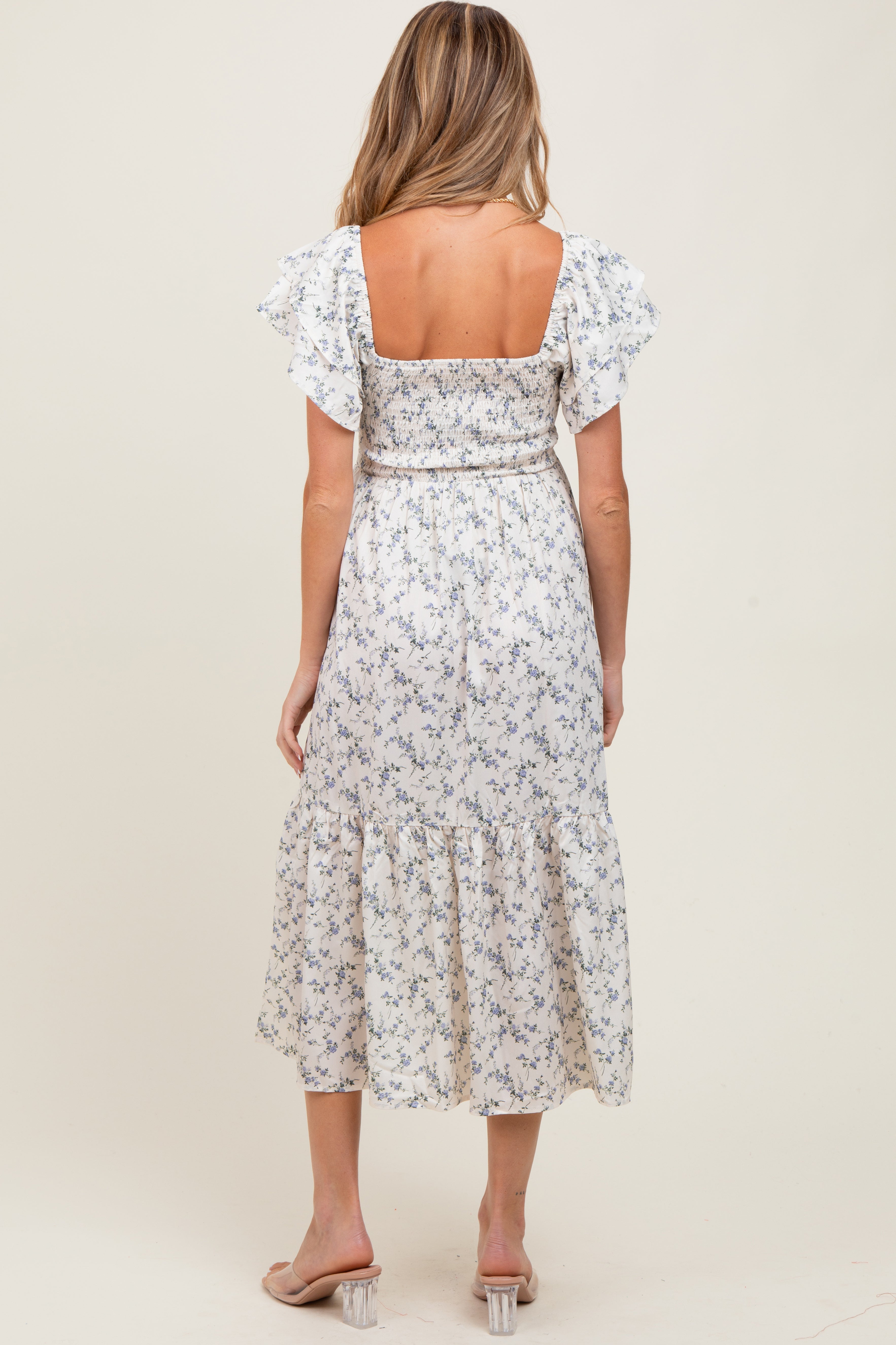 Elfenbeinfarbenes Umstands-Midikleid mit Blumenmuster, Smok-Oberteil und Flügelärmeln