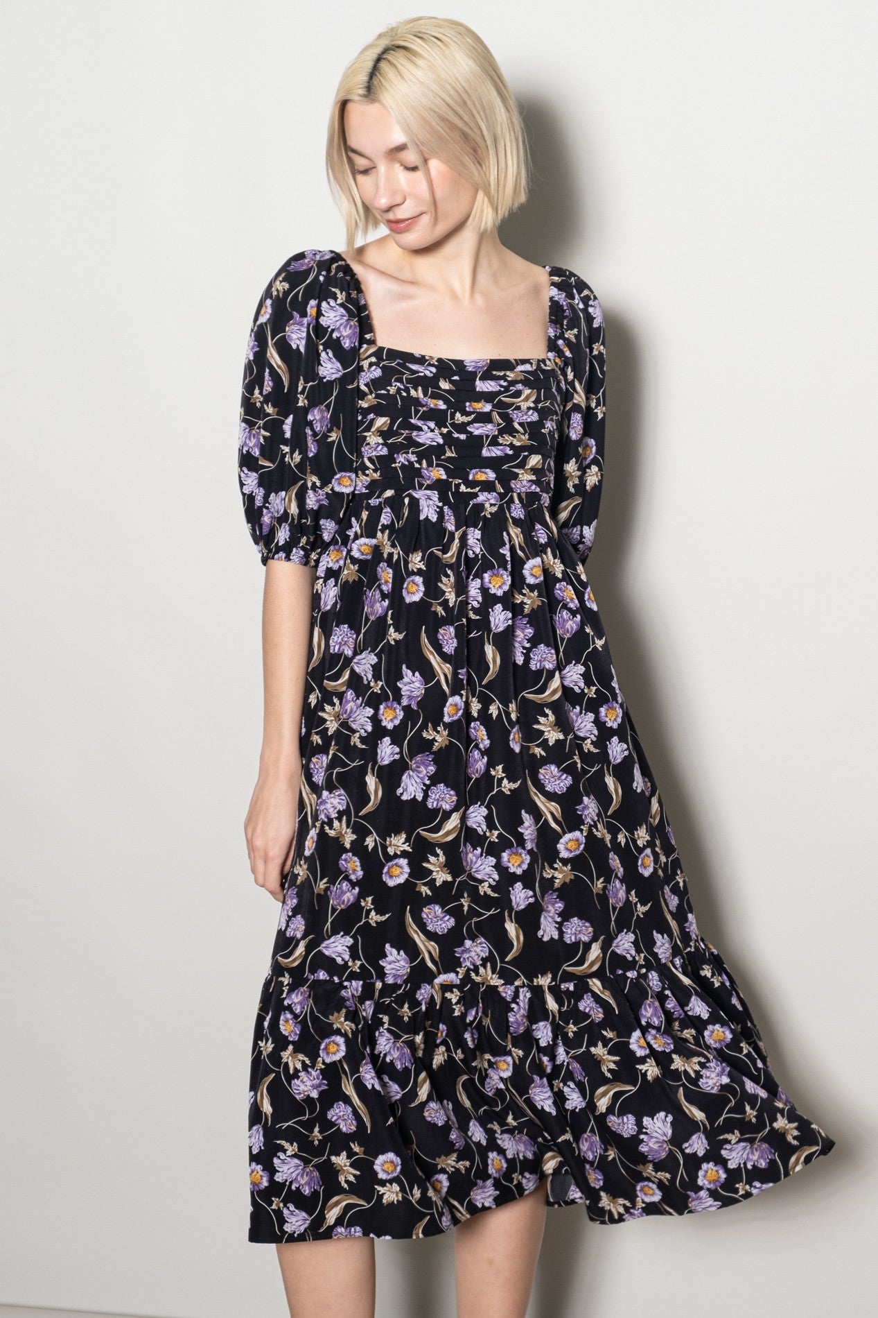 Geblümtes Umstands-Midikleid mit plissiertem Oberteil und 3/4-Ärmeln in Schwarz