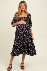 Geblümtes Umstands-Midikleid mit plissiertem Oberteil und 3/4-Ärmeln in Schwarz