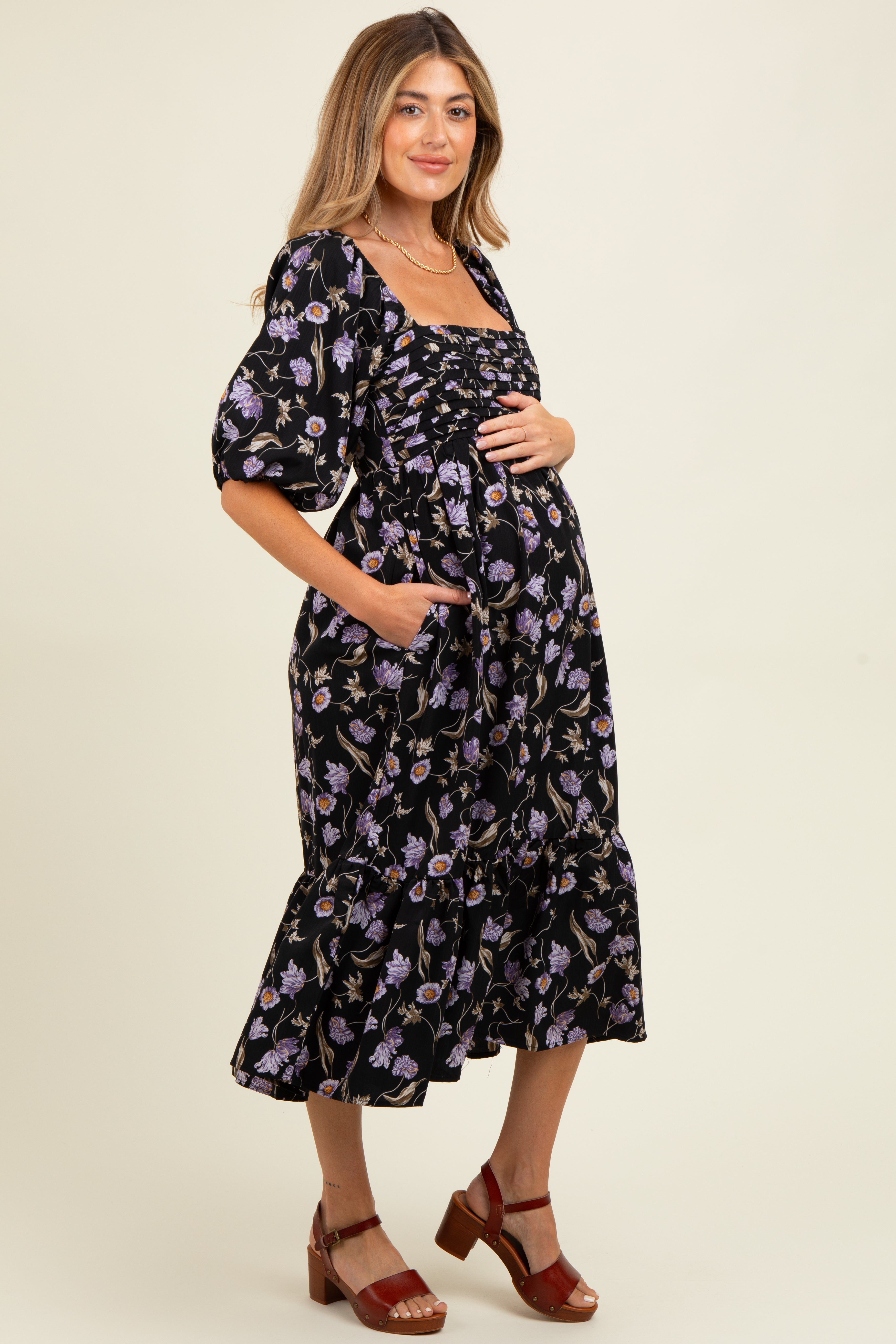 Geblümtes Umstands-Midikleid mit plissiertem Oberteil und 3/4-Ärmeln in Schwarz