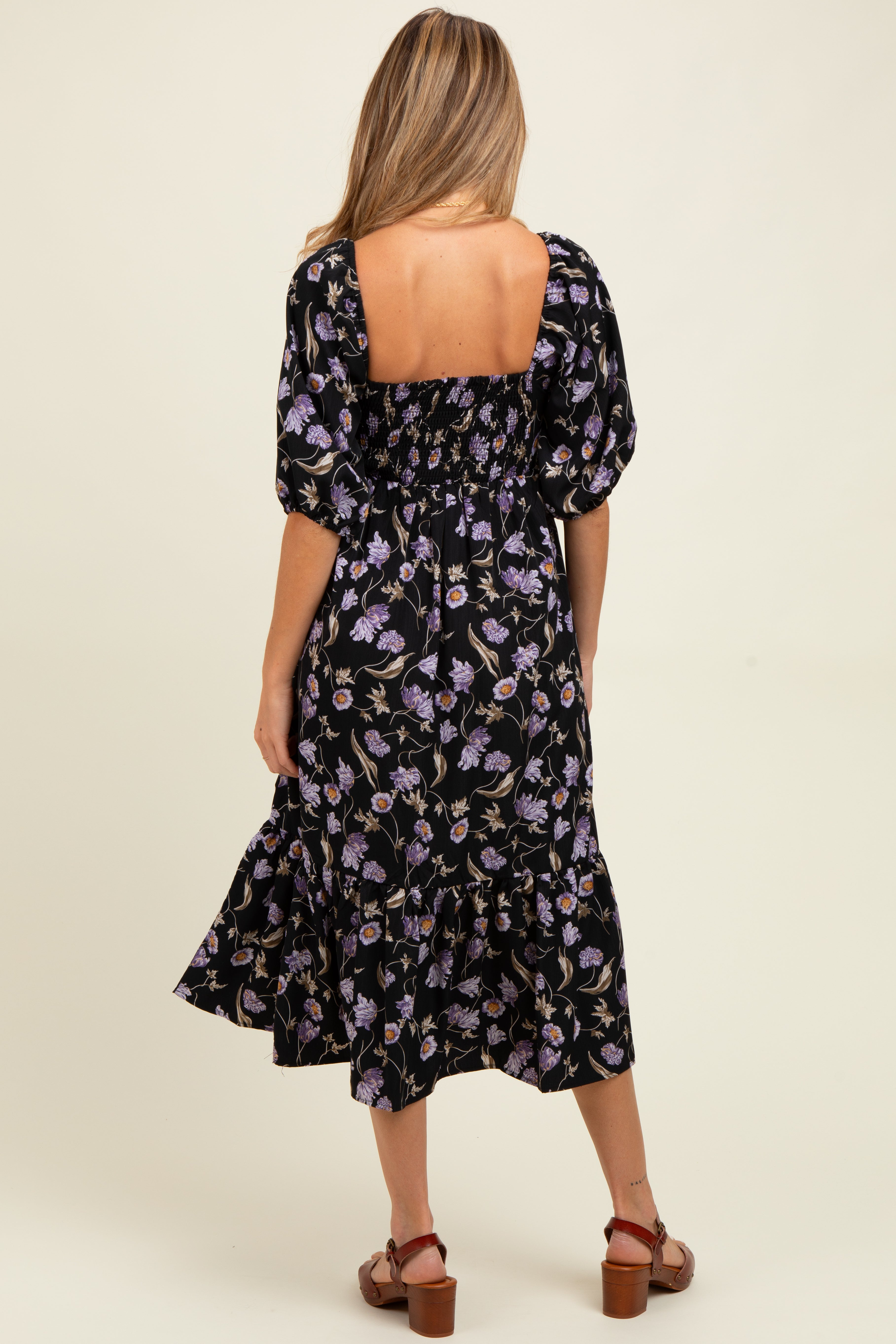 Geblümtes Umstands-Midikleid mit plissiertem Oberteil und 3/4-Ärmeln in Schwarz