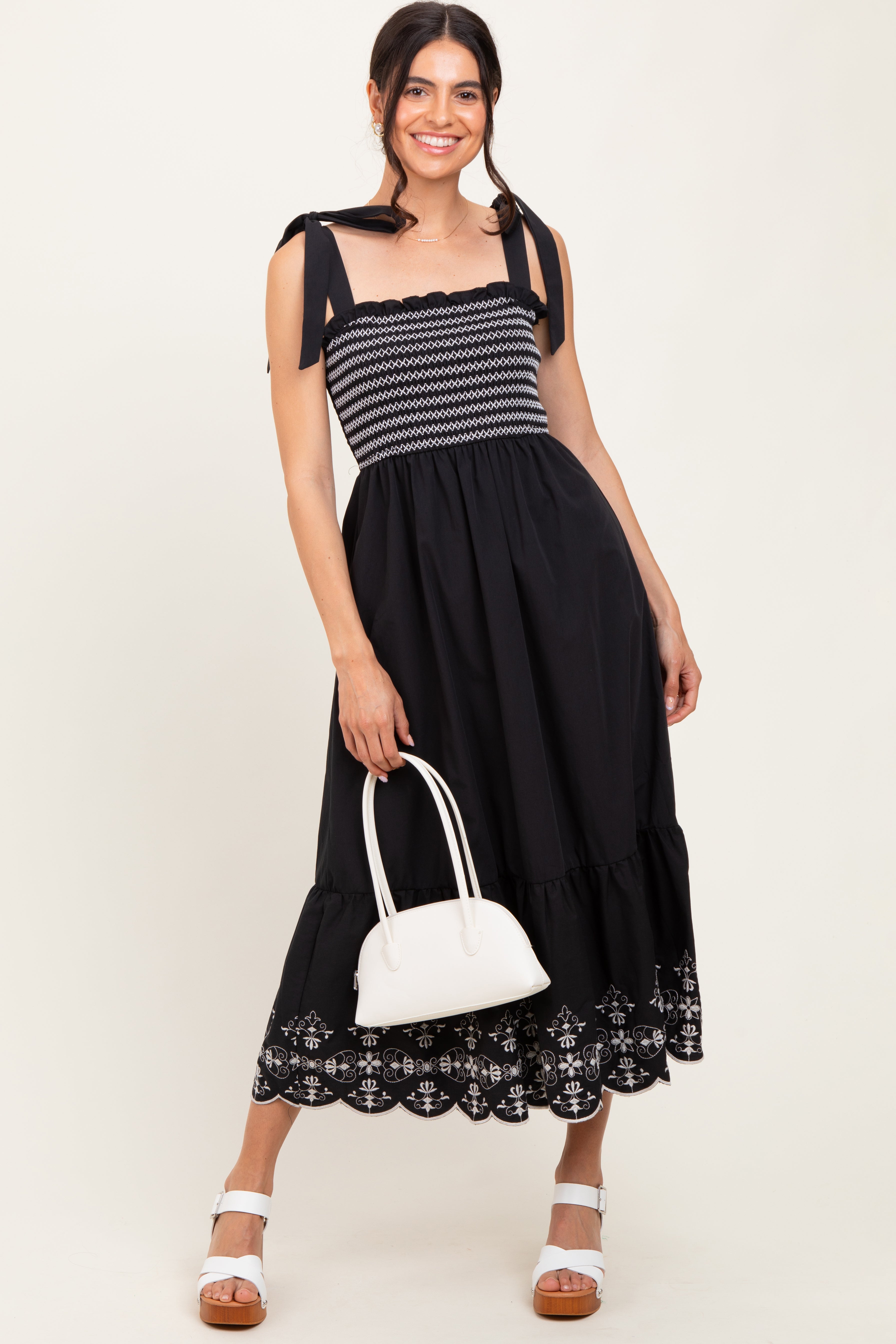 Schwarzes Umstands-Midikleid mit Smok und besticktem Schulterband