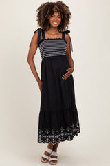 Schwarzes Umstands-Midikleid mit Smok und besticktem Schulterband