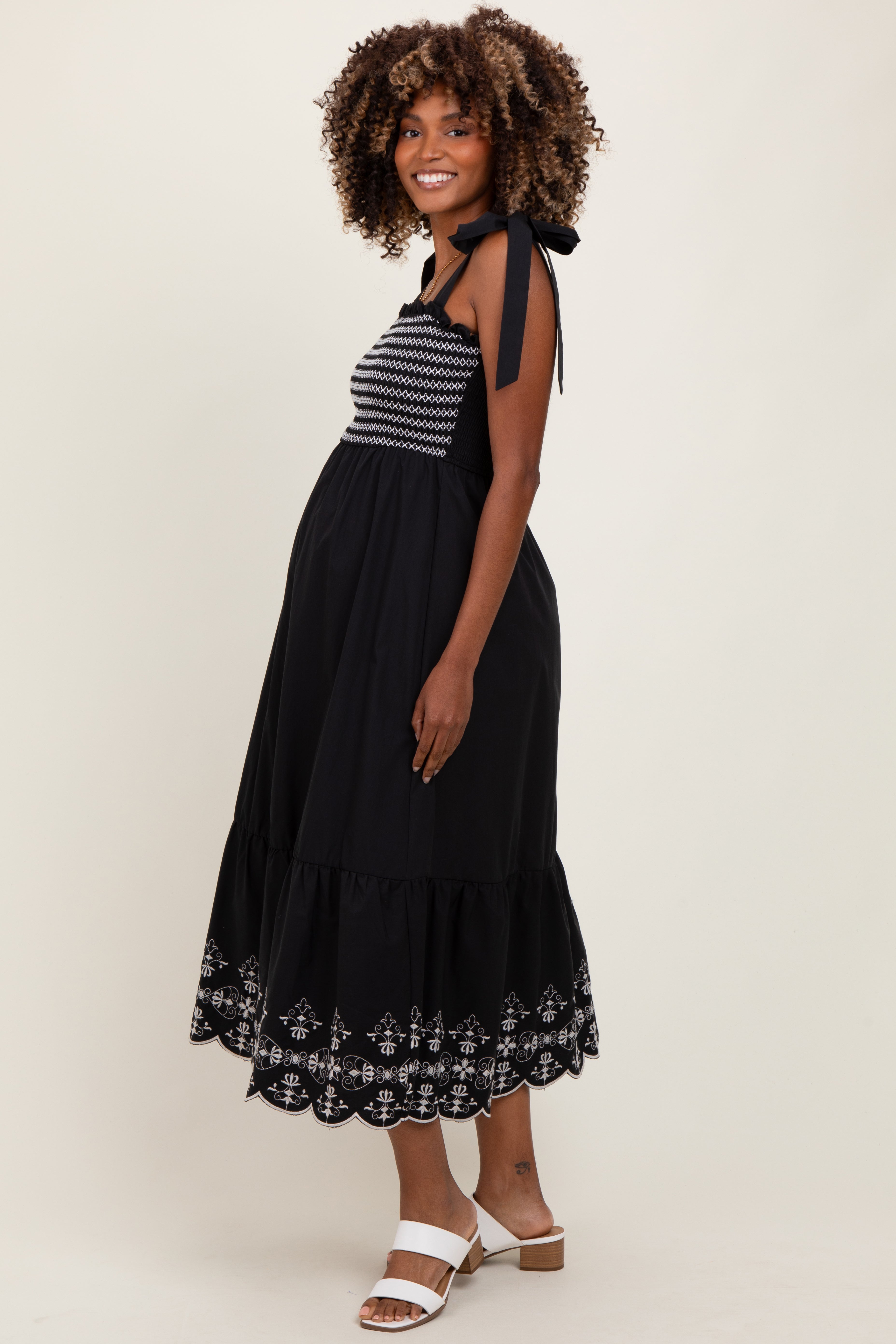 Schwarzes Umstands-Midikleid mit Smok und besticktem Schulterband