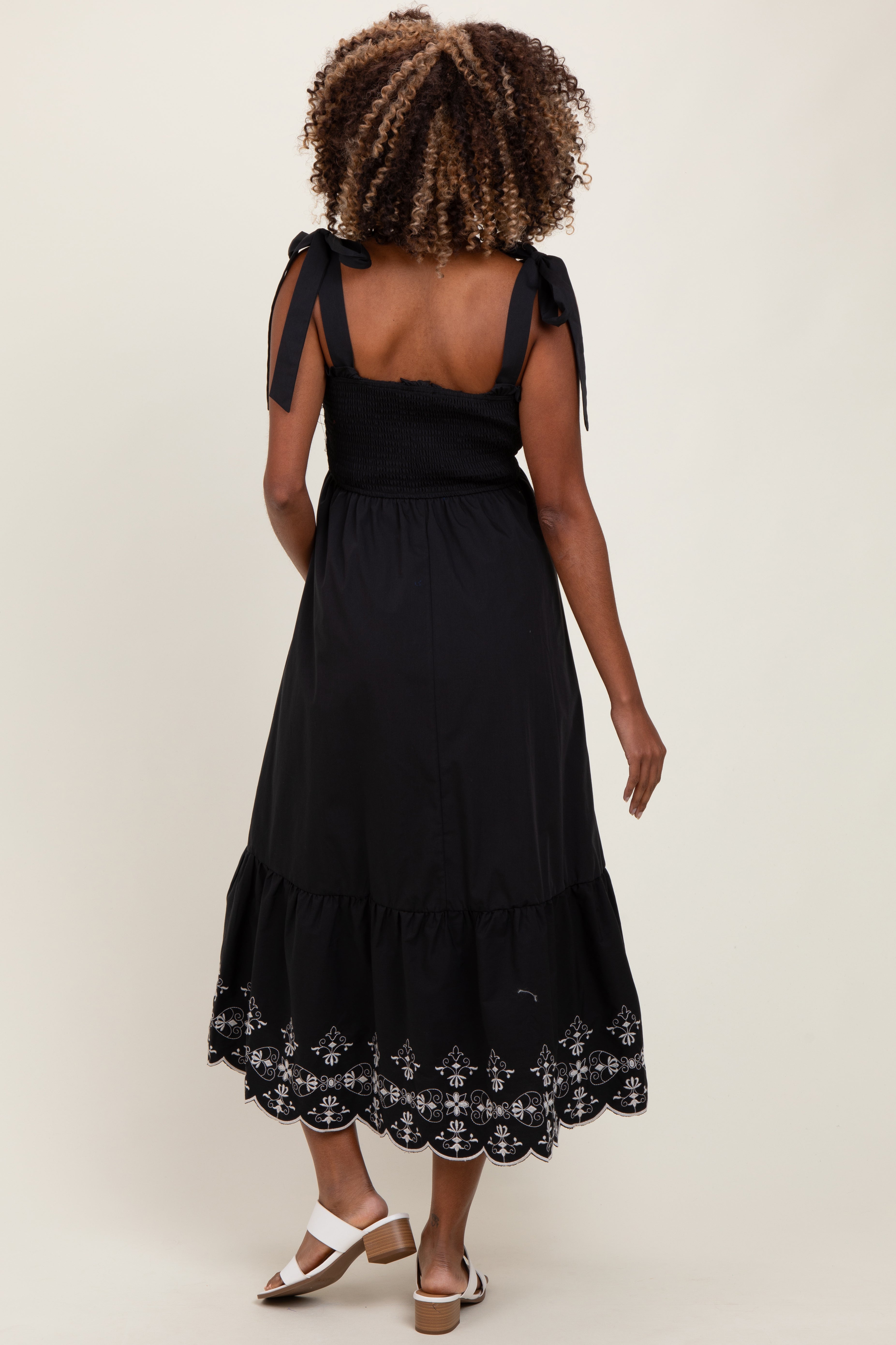 Schwarzes Umstands-Midikleid mit Smok und besticktem Schulterband