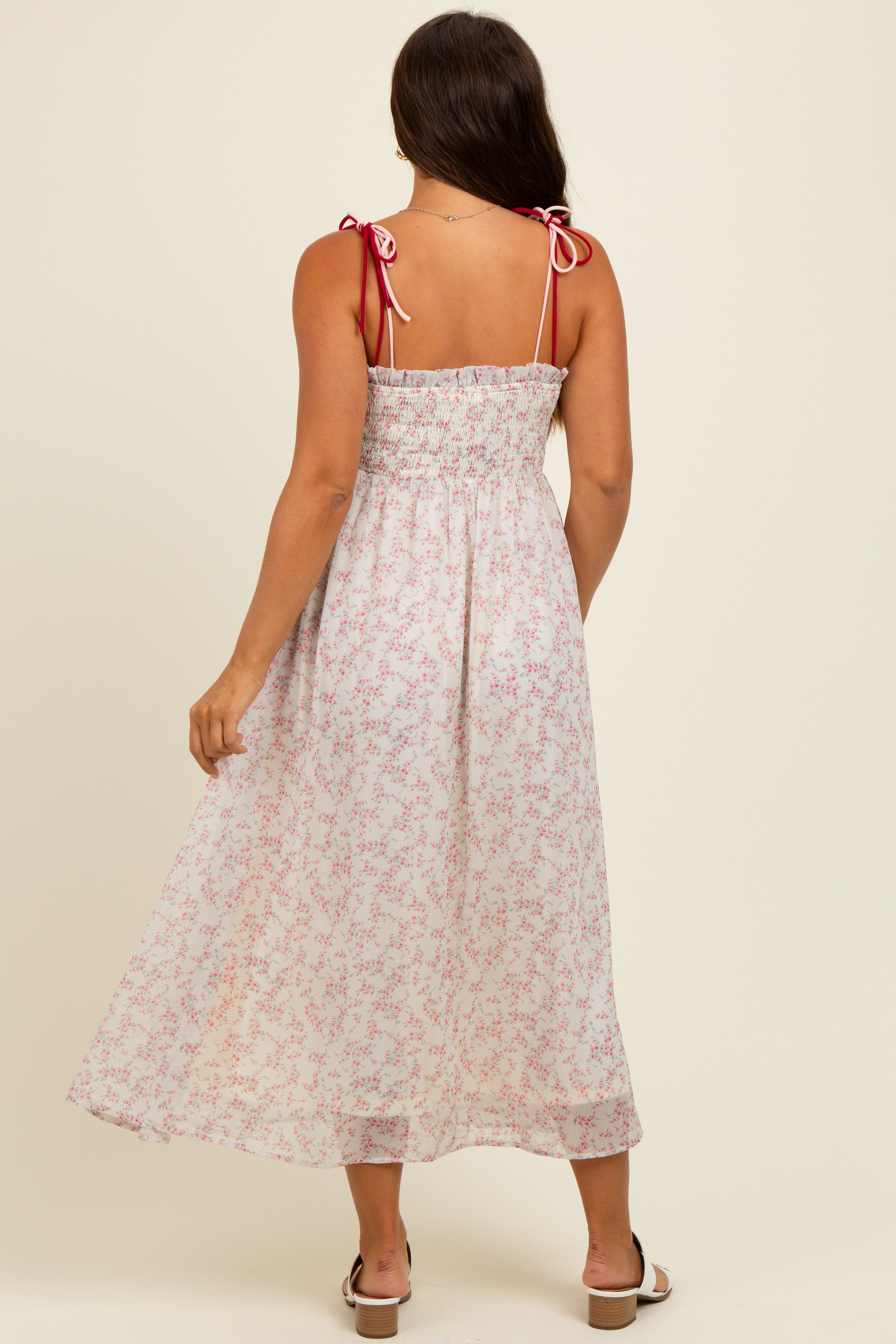 Rosa Umstands-Midikleid mit Blumenmuster und Schulterbändern