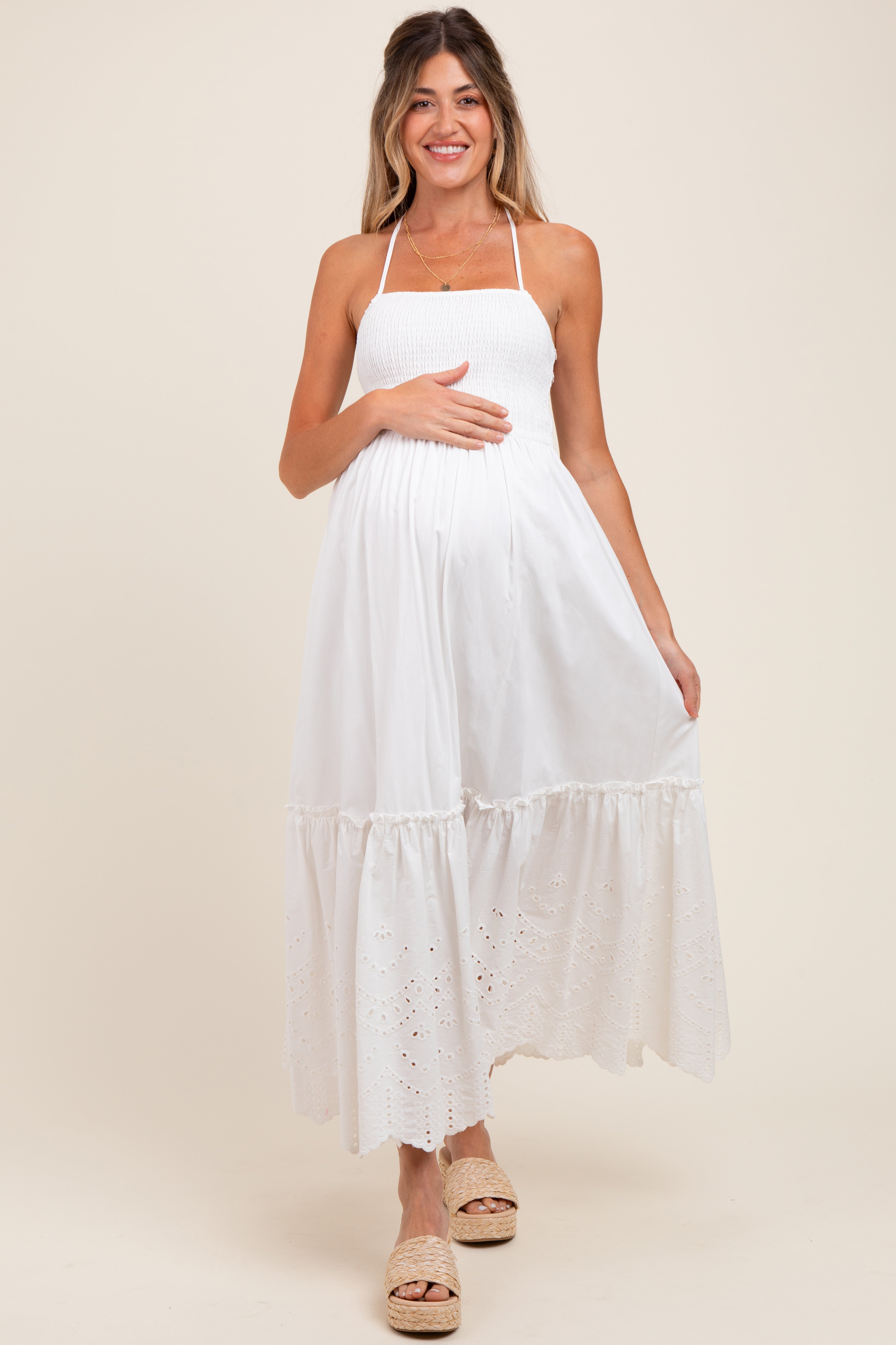 Weißes Umstands-Maxikleid mit Smok-Oberteil, offenem Rücken und Spitzensaum