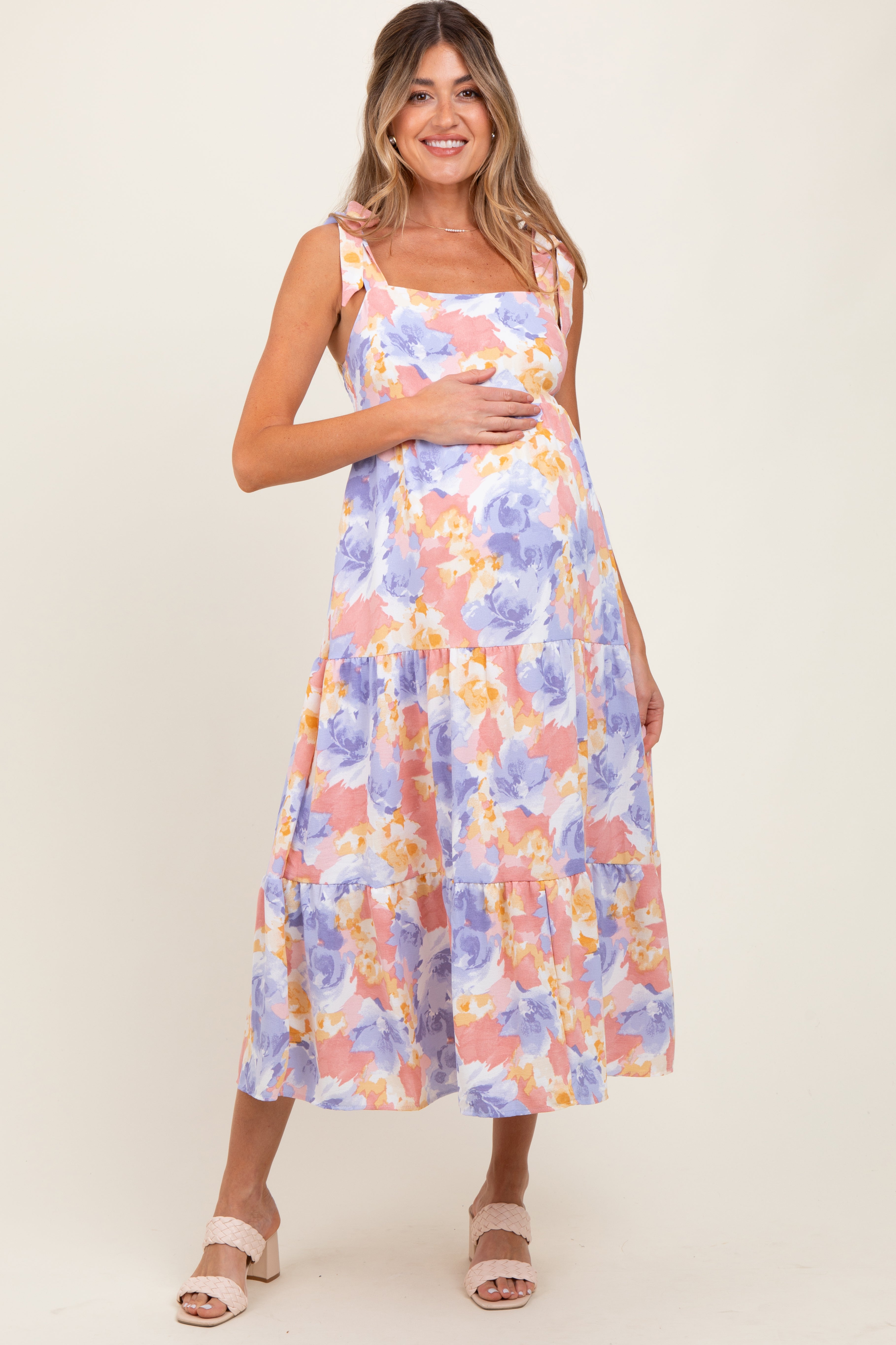 Umstandskleid mit pastellfarbenem Blumenmuster