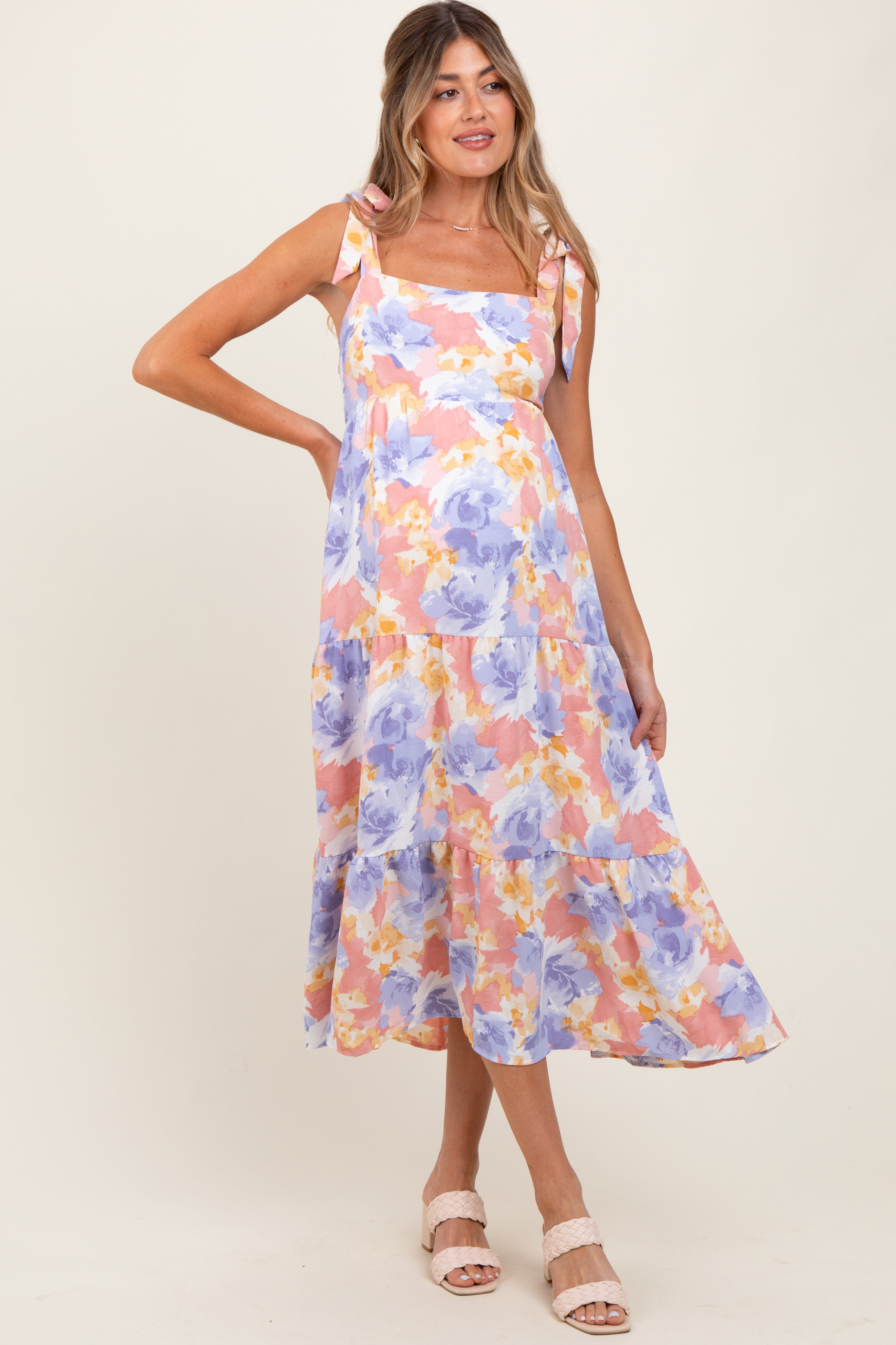 Umstandskleid mit pastellfarbenem Blumenmuster