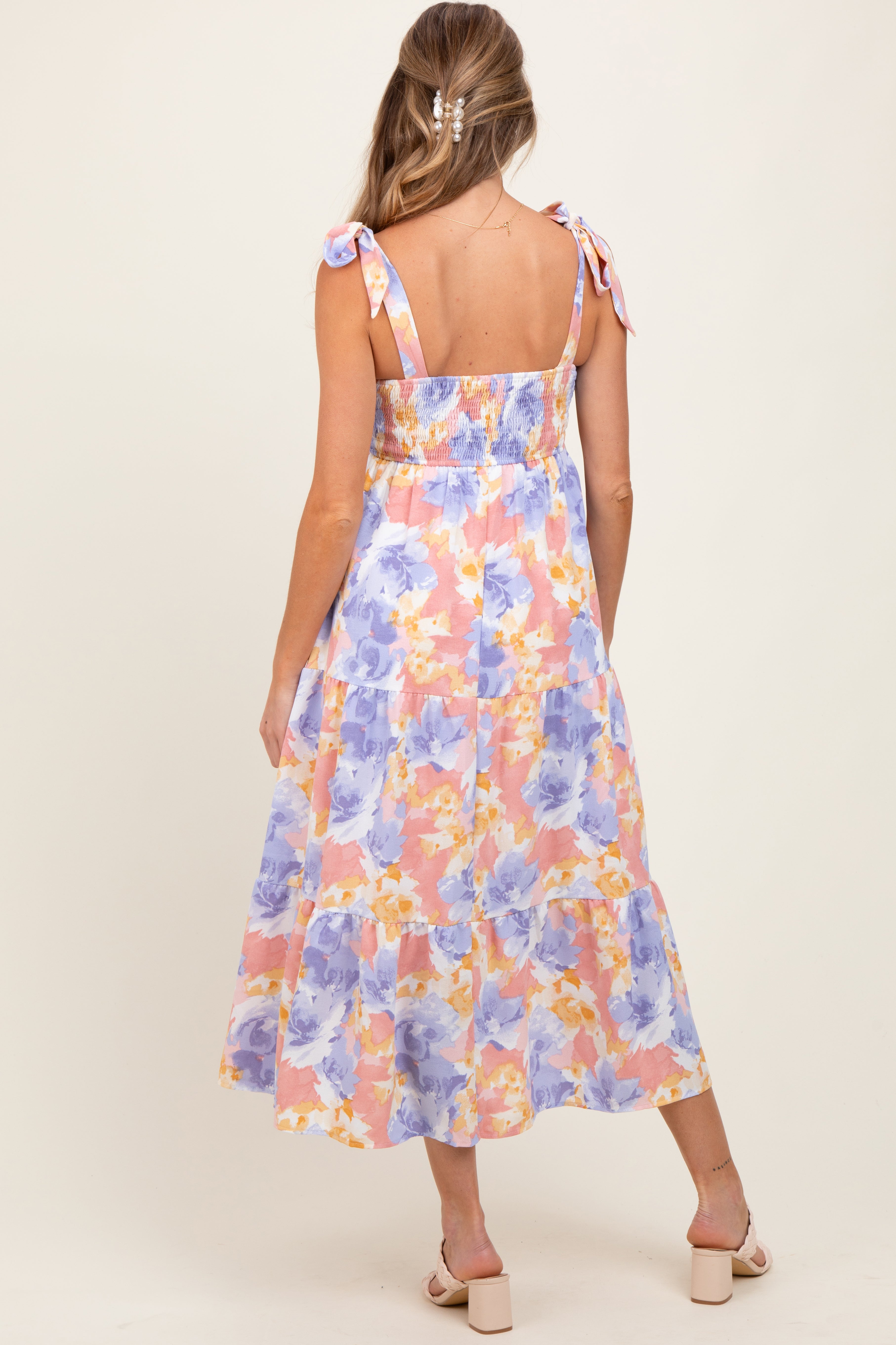 Umstandskleid mit pastellfarbenem Blumenmuster