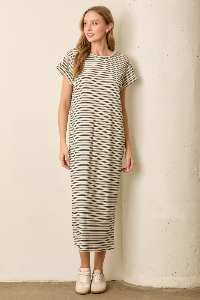 Schwarzes gestreiftes Umstands-Midikleid im T-Shirt-Stil