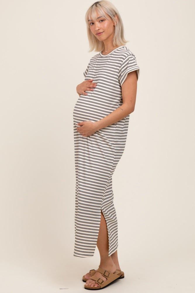 Schwarzes gestreiftes Umstands-Midikleid im T-Shirt-Stil