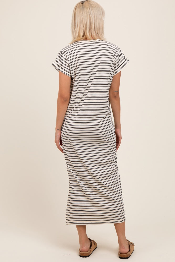 Schwarzes gestreiftes Umstands-Midikleid im T-Shirt-Stil