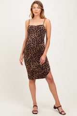 Mokkafarbenes Umstands-Midikleid mit Animal-Print und Raffung