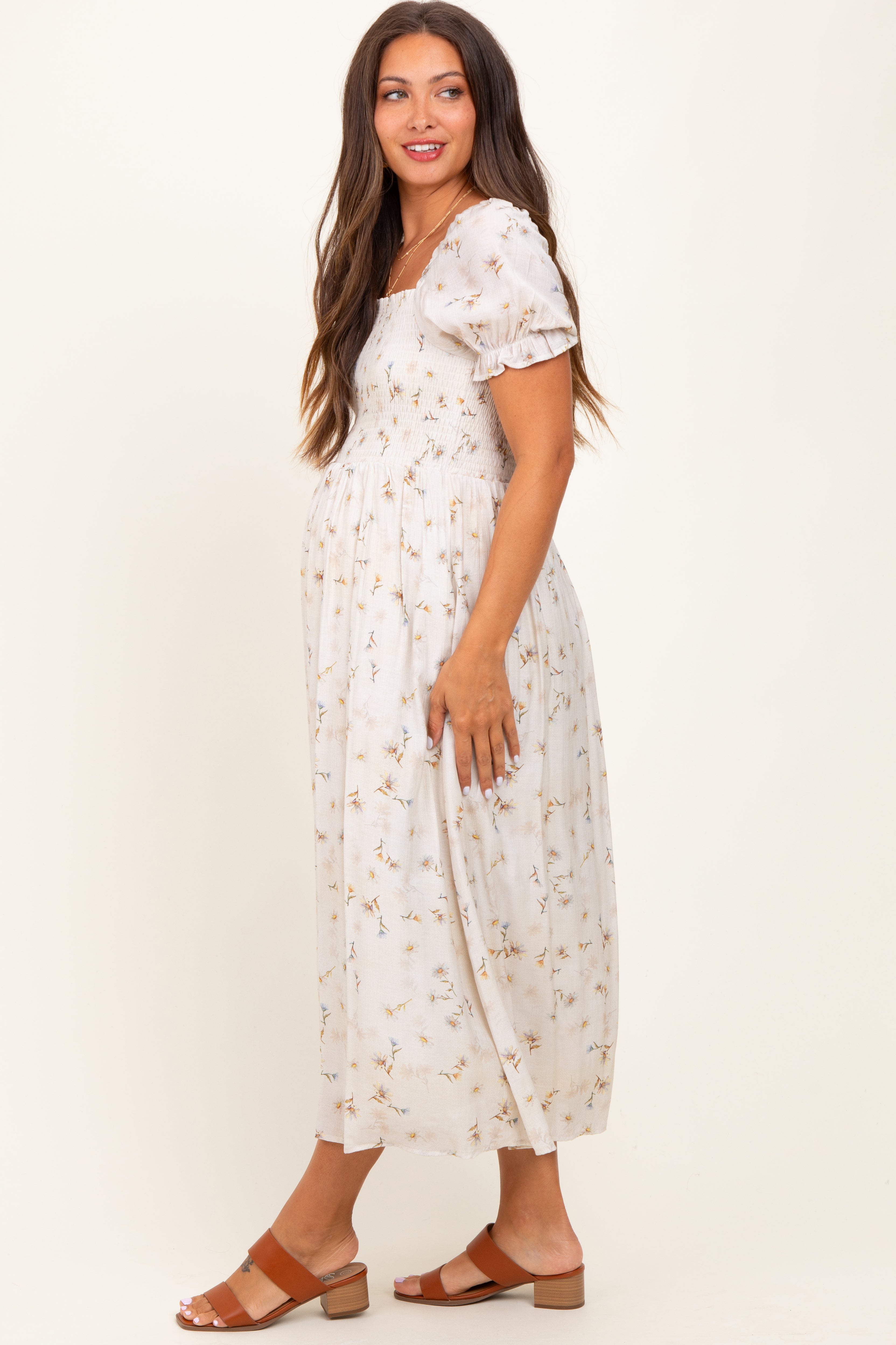 Gelbes geblümtes Umstands-Midikleid mit Puffärmeln