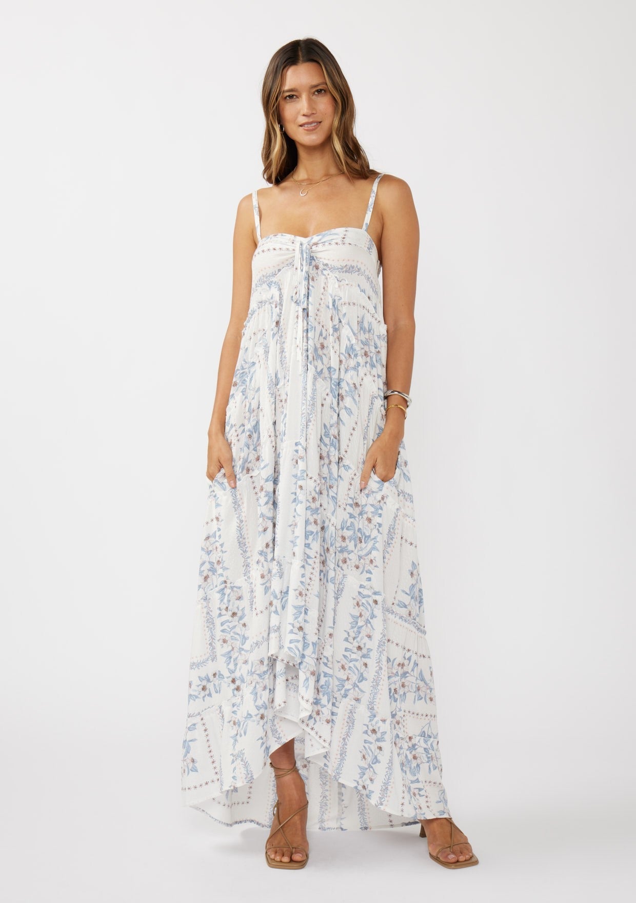 Hellblaues Umstands-Maxikleid mit Spaghettiträgern, Vokuhila-Saum und Patchwork-Volants