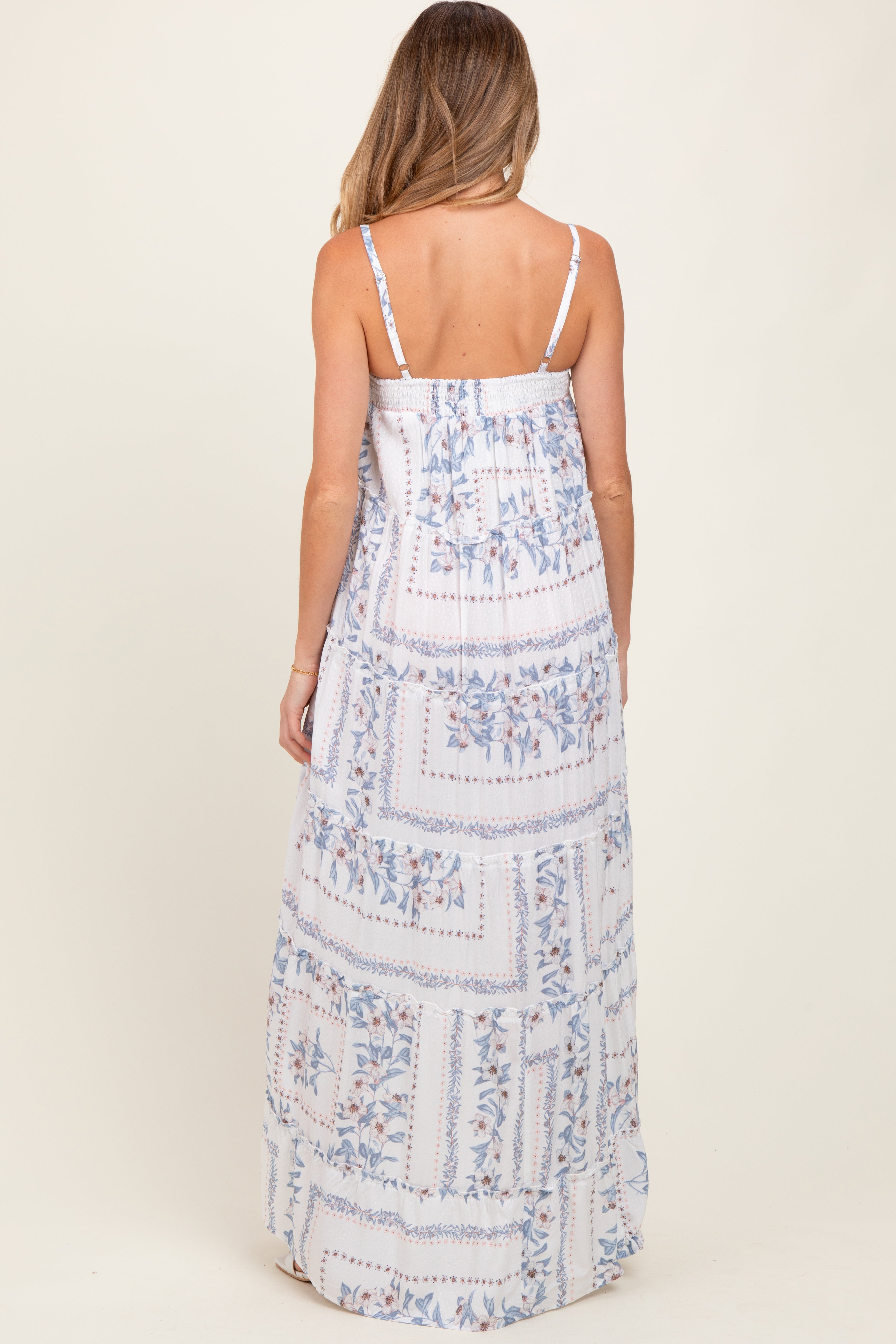Hellblaues Umstands-Maxikleid mit Spaghettiträgern, Vokuhila-Saum und Patchwork-Volants