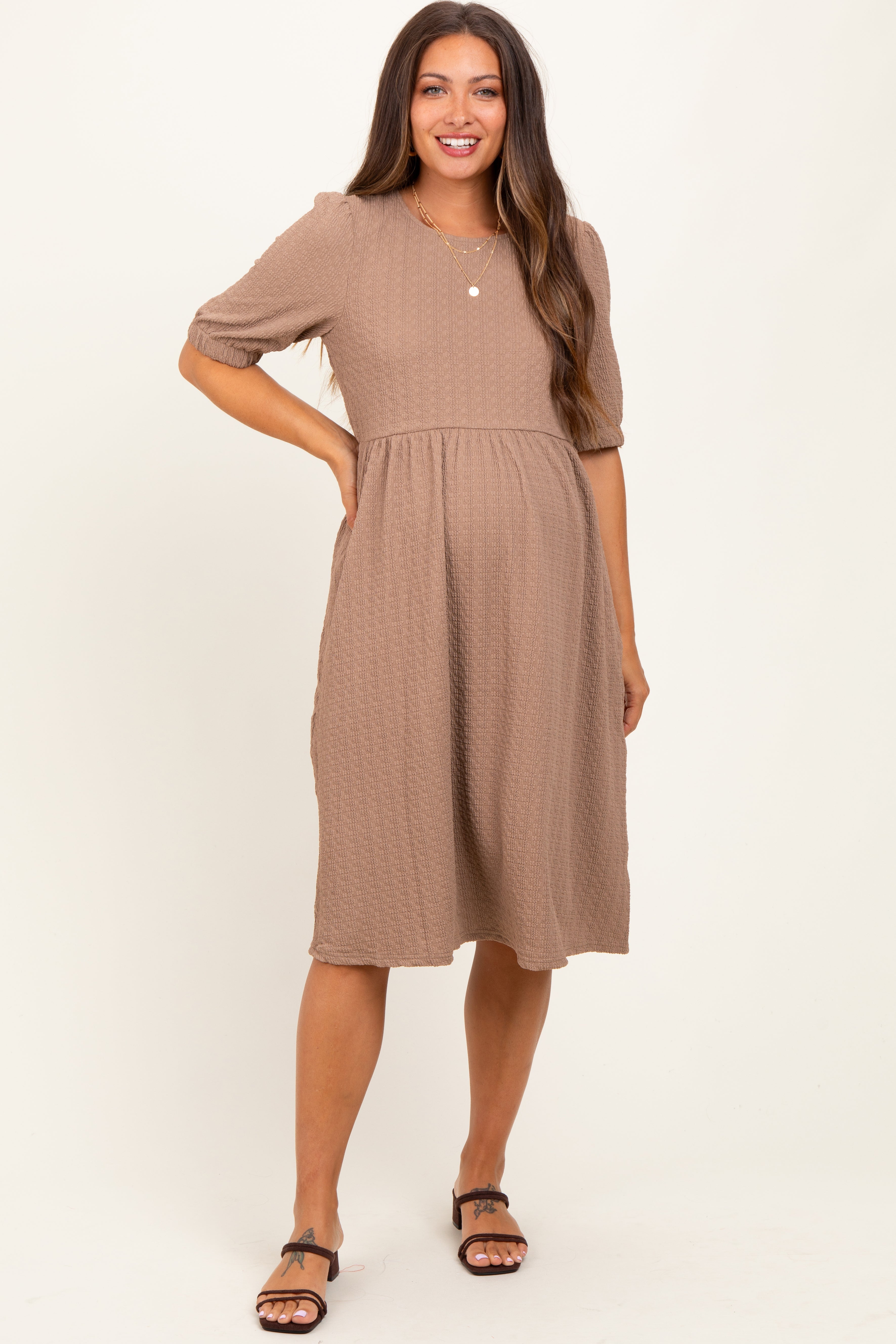 Taupefarbenes Umstands-Midikleid aus strukturiertem Strick mit Puffärmeln