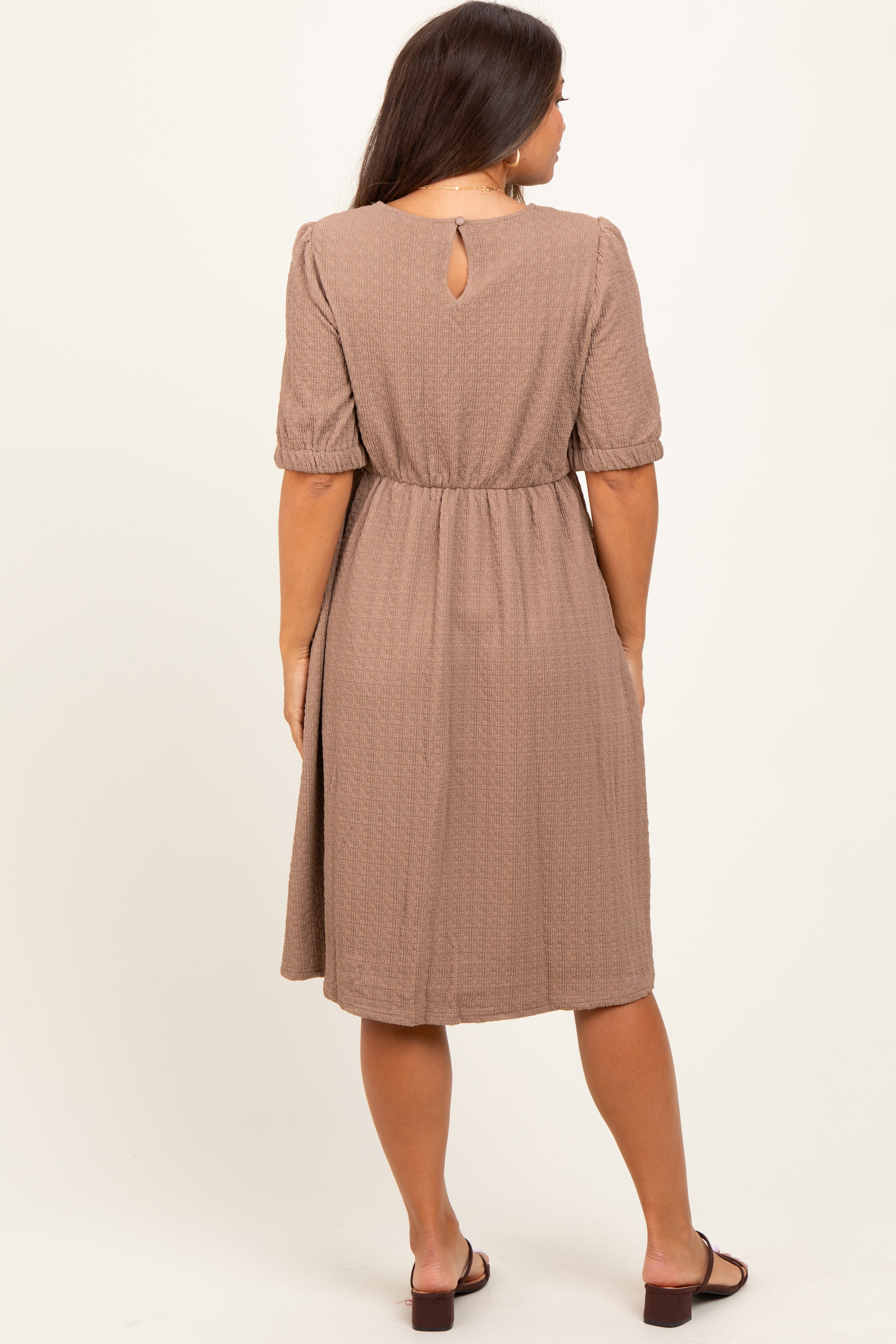 Taupefarbenes Umstands-Midikleid aus strukturiertem Strick mit Puffärmeln