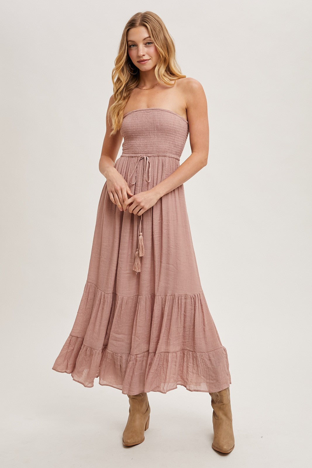 Malvenfarbenes trägerloses Umstands-Maxikleid mit Smok-Detail und Bindeband vorne