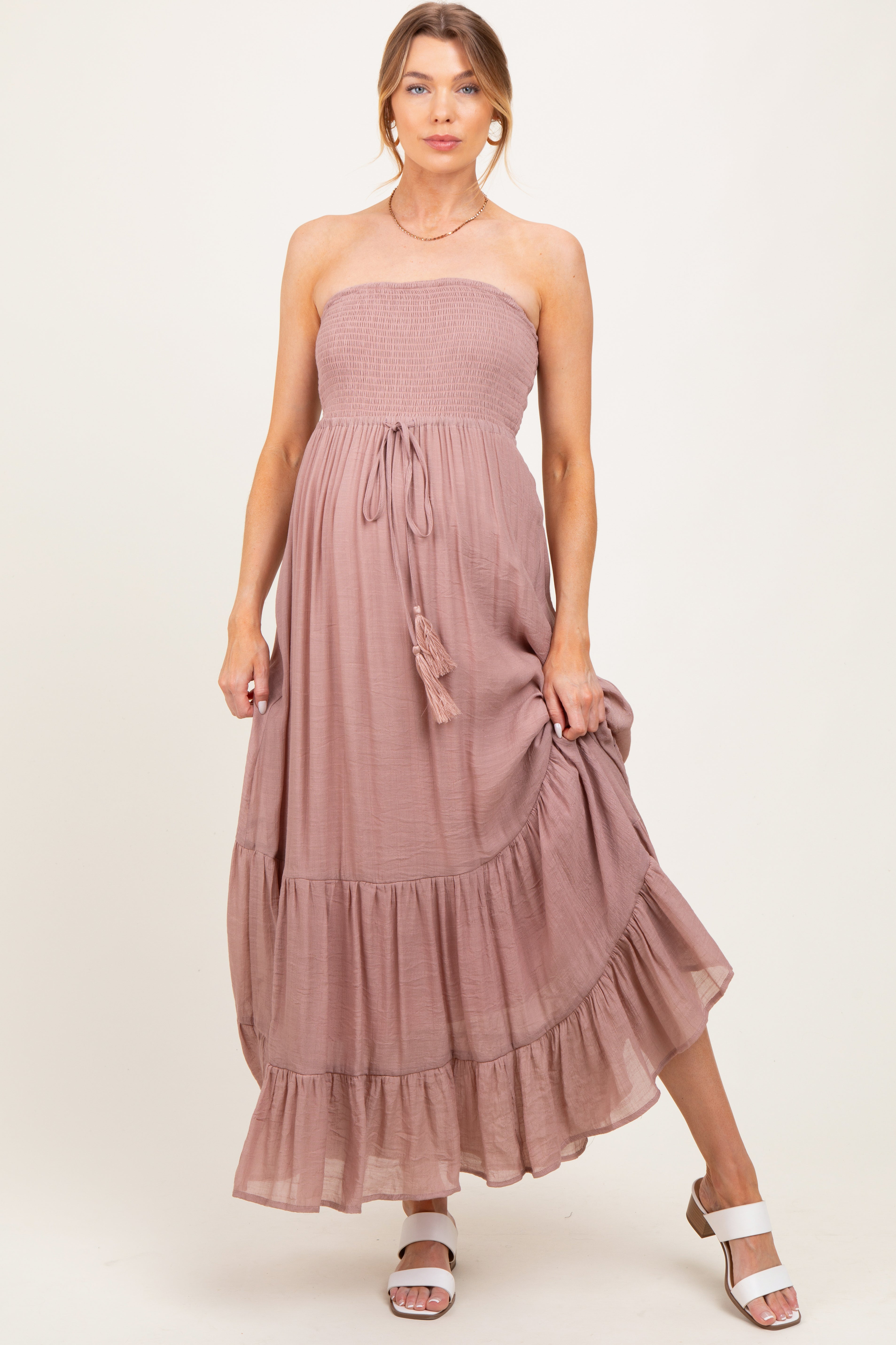 Malvenfarbenes trägerloses Umstands-Maxikleid mit Smok-Detail und Bindeband vorne