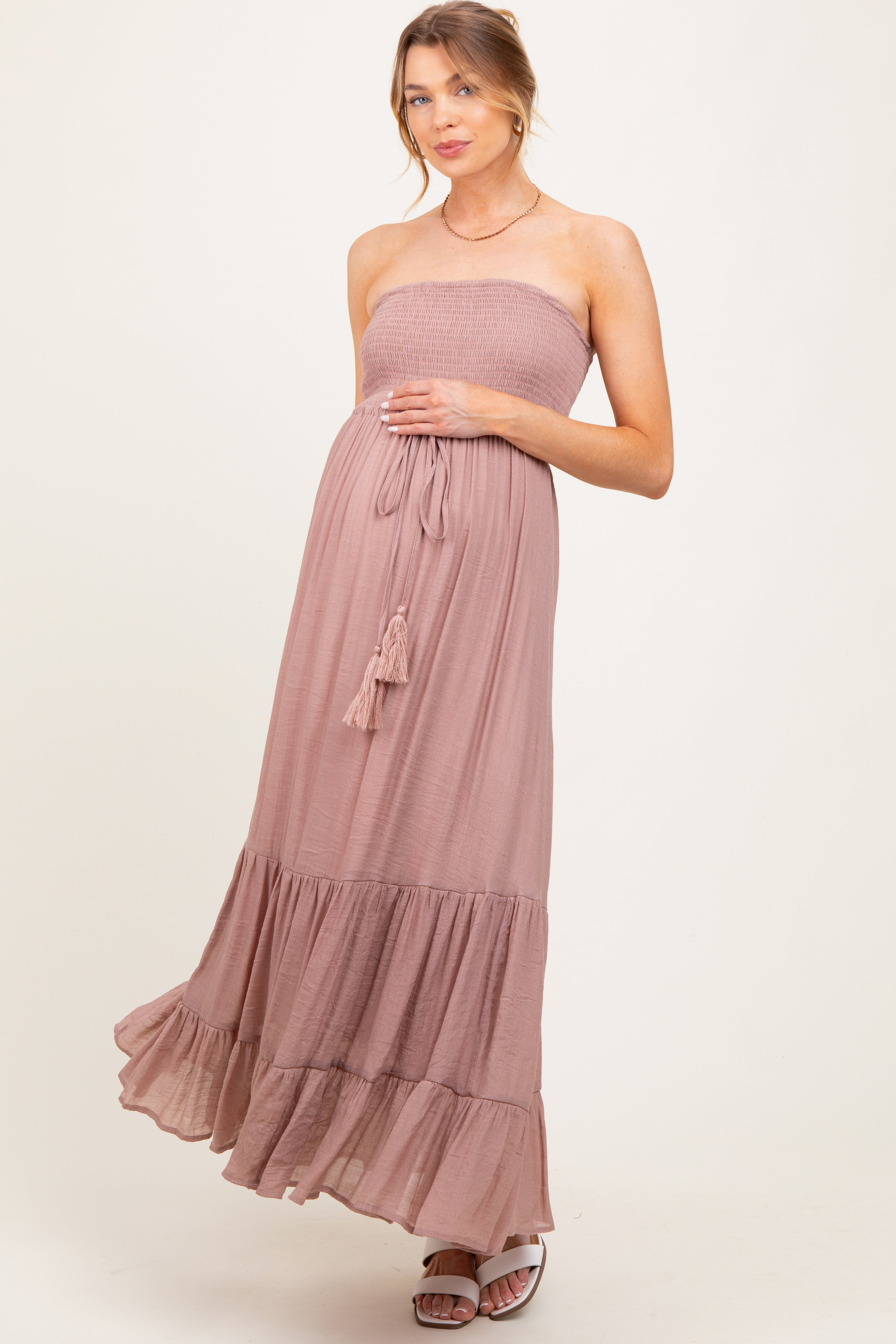 Malvenfarbenes trägerloses Umstands-Maxikleid mit Smok-Detail und Bindeband vorne