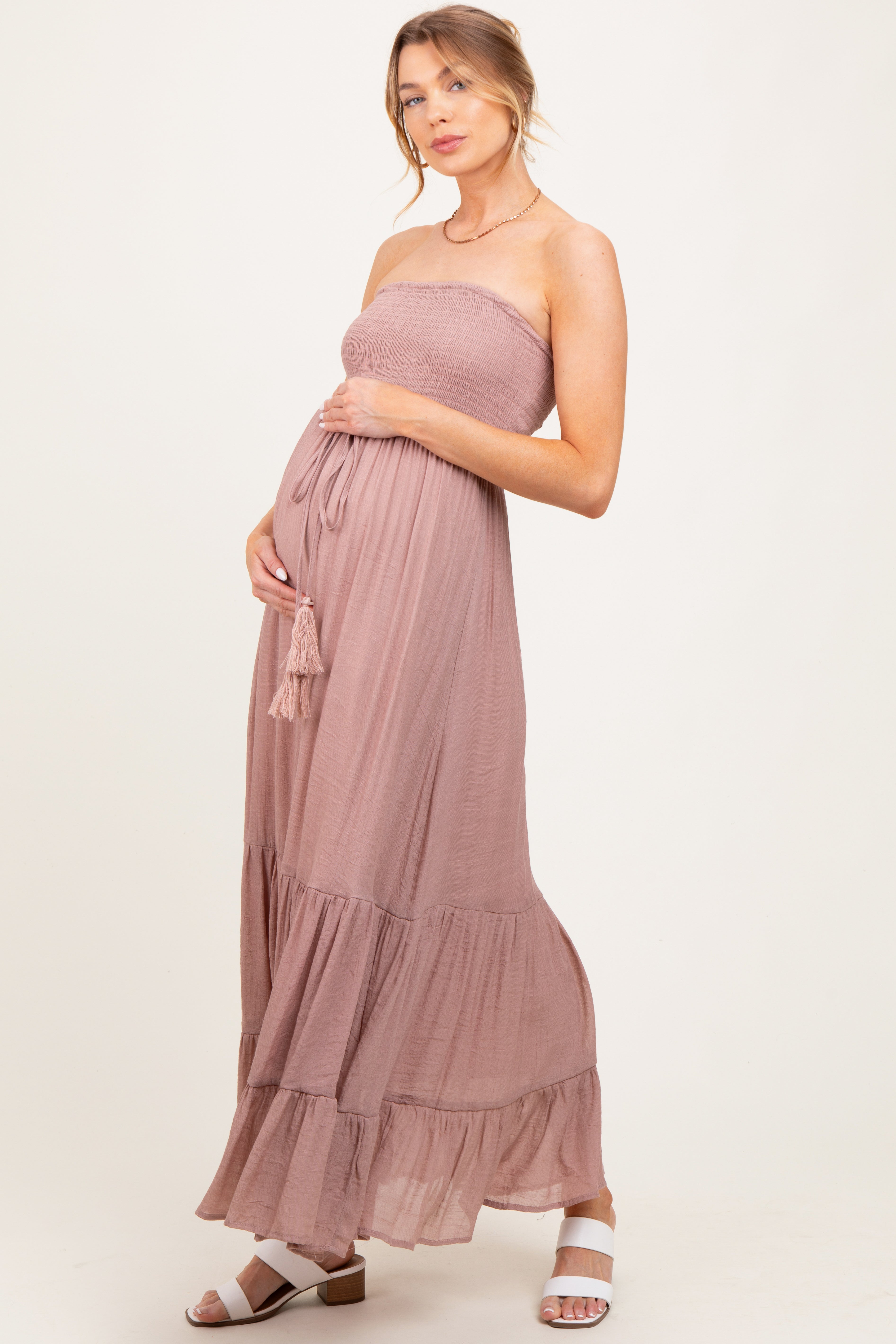 Malvenfarbenes trägerloses Umstands-Maxikleid mit Smok-Detail und Bindeband vorne