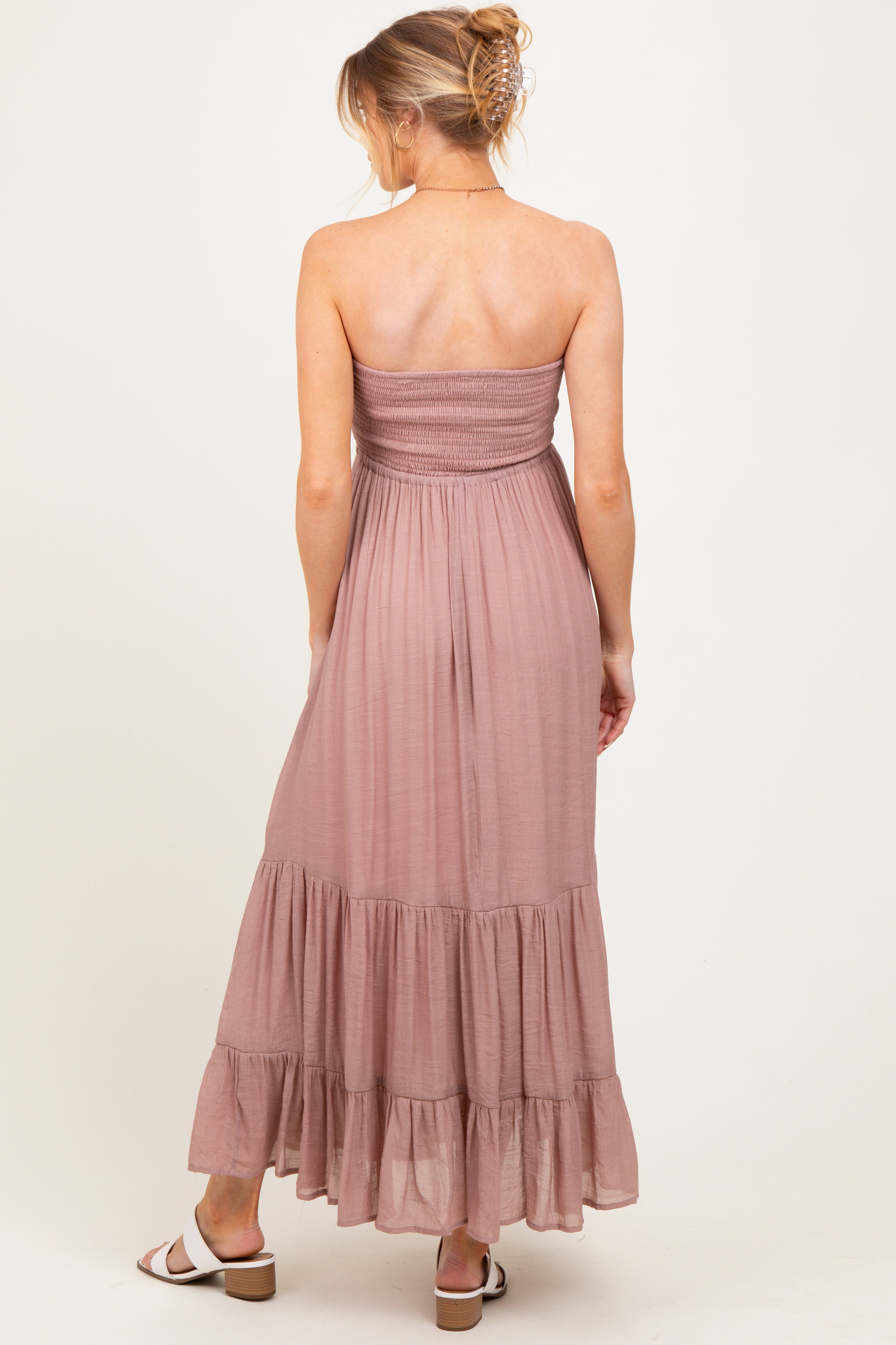 Malvenfarbenes trägerloses Umstands-Maxikleid mit Smok-Detail und Bindeband vorne