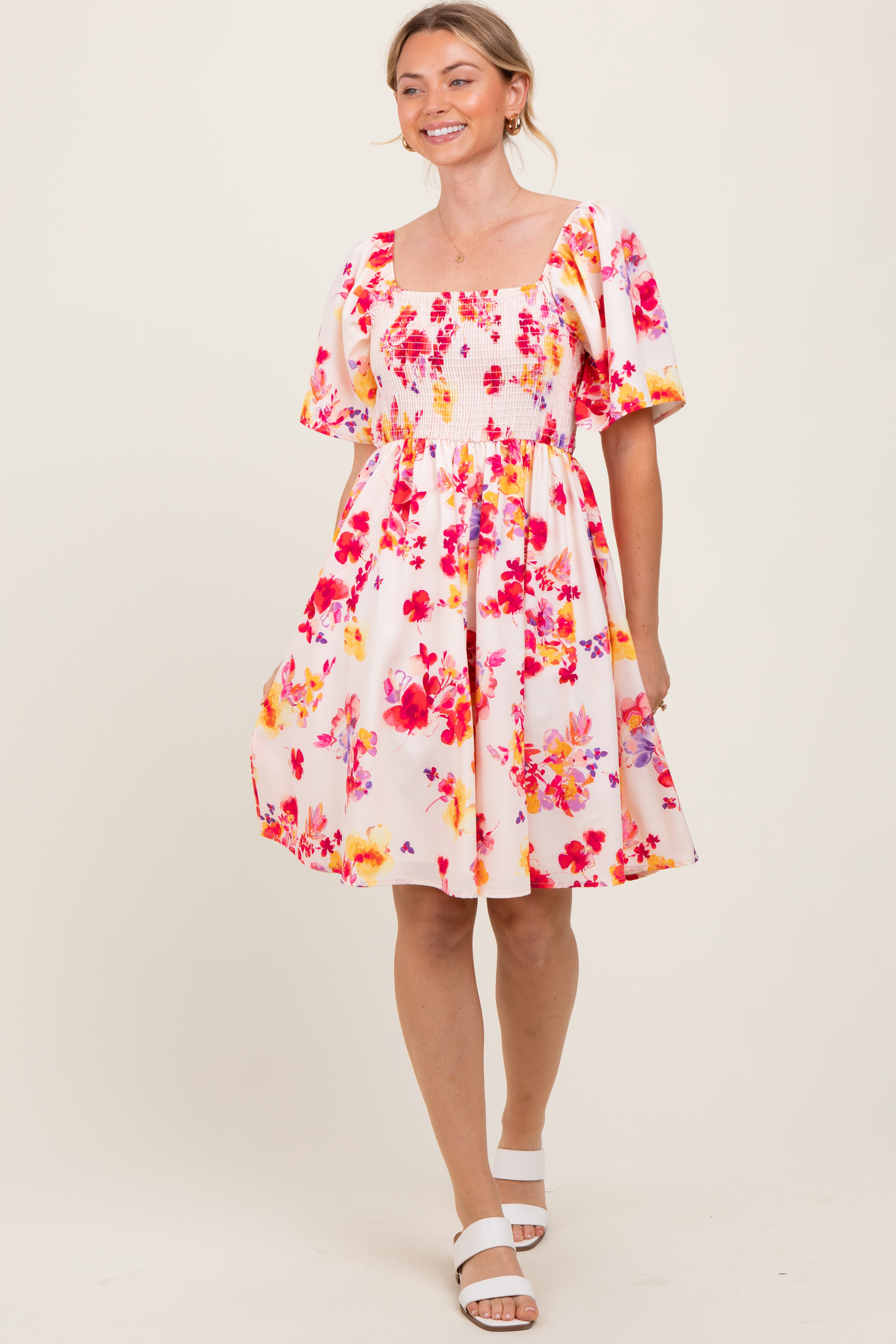 Cremefarben-rotes geblümtes Umstands-Minikleid mit Smok-Oberteil