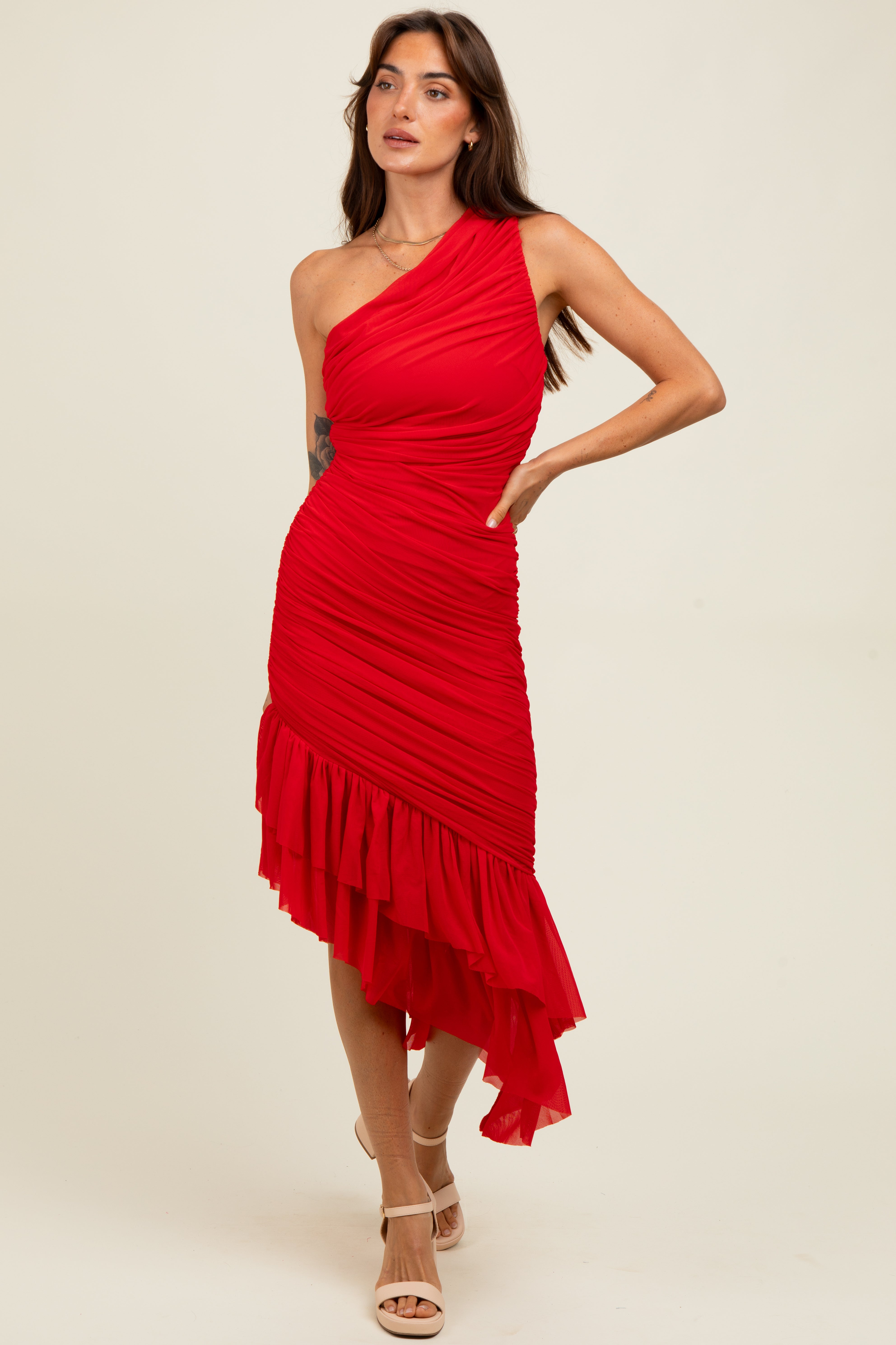 Asymmetrisches Umstandskleid aus Mesh mit Raffungen und One-Shoulder-Ausschnitt
