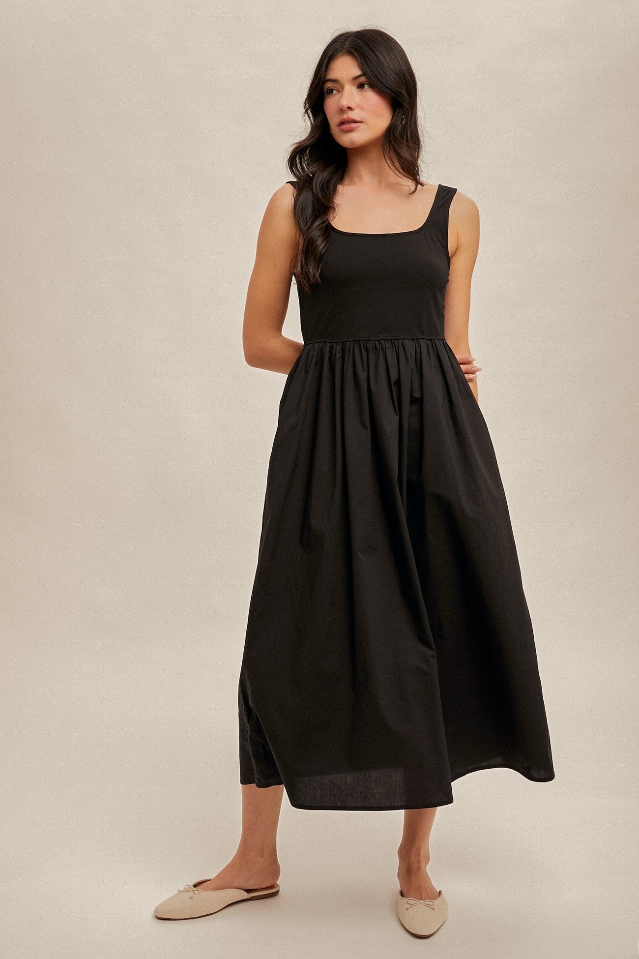 Schwarzes ärmelloses Umstands-Midikleid mit Kontrastdetail und eckigem Ausschnitt