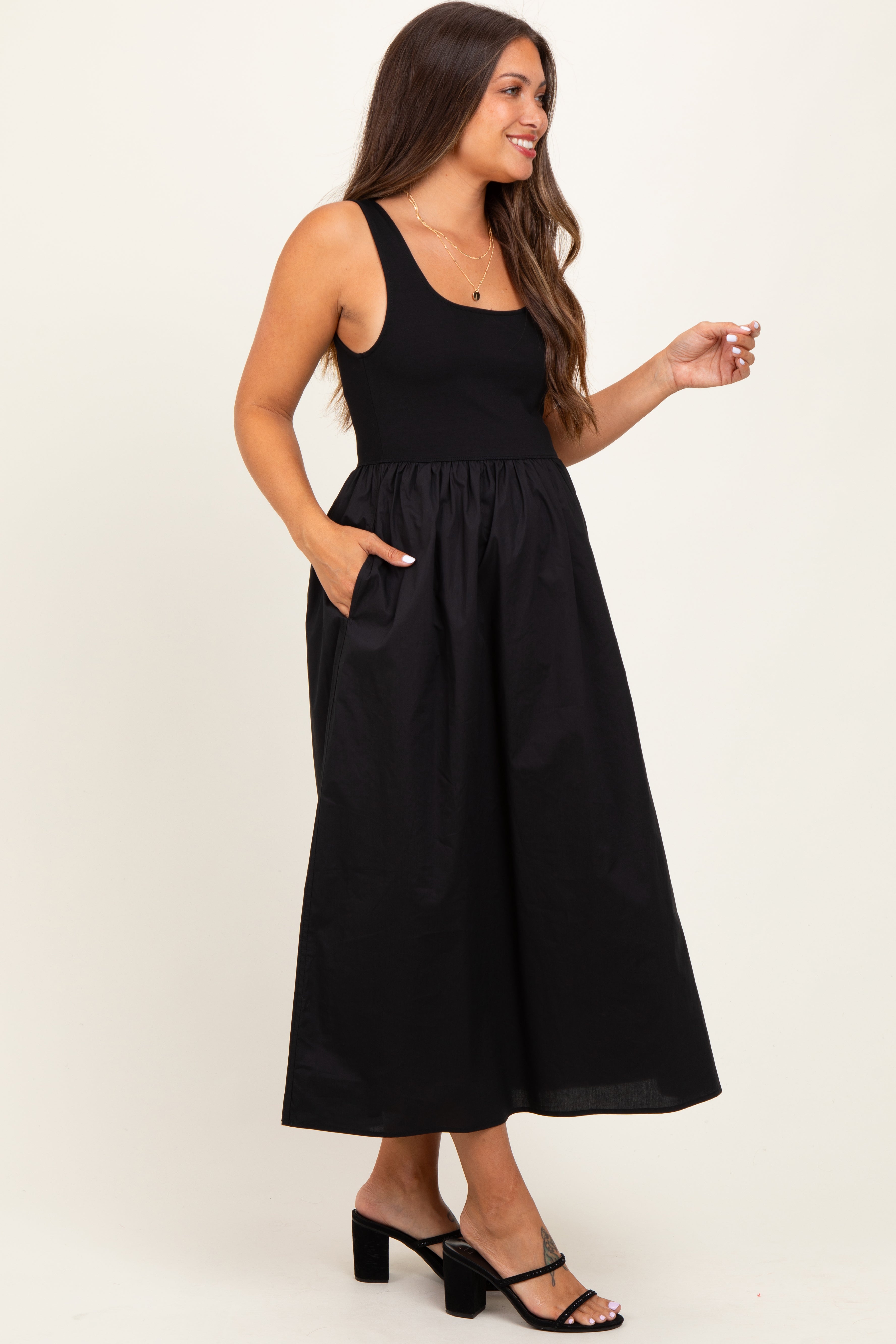 Schwarzes ärmelloses Umstands-Midikleid mit Kontrastdetail und eckigem Ausschnitt