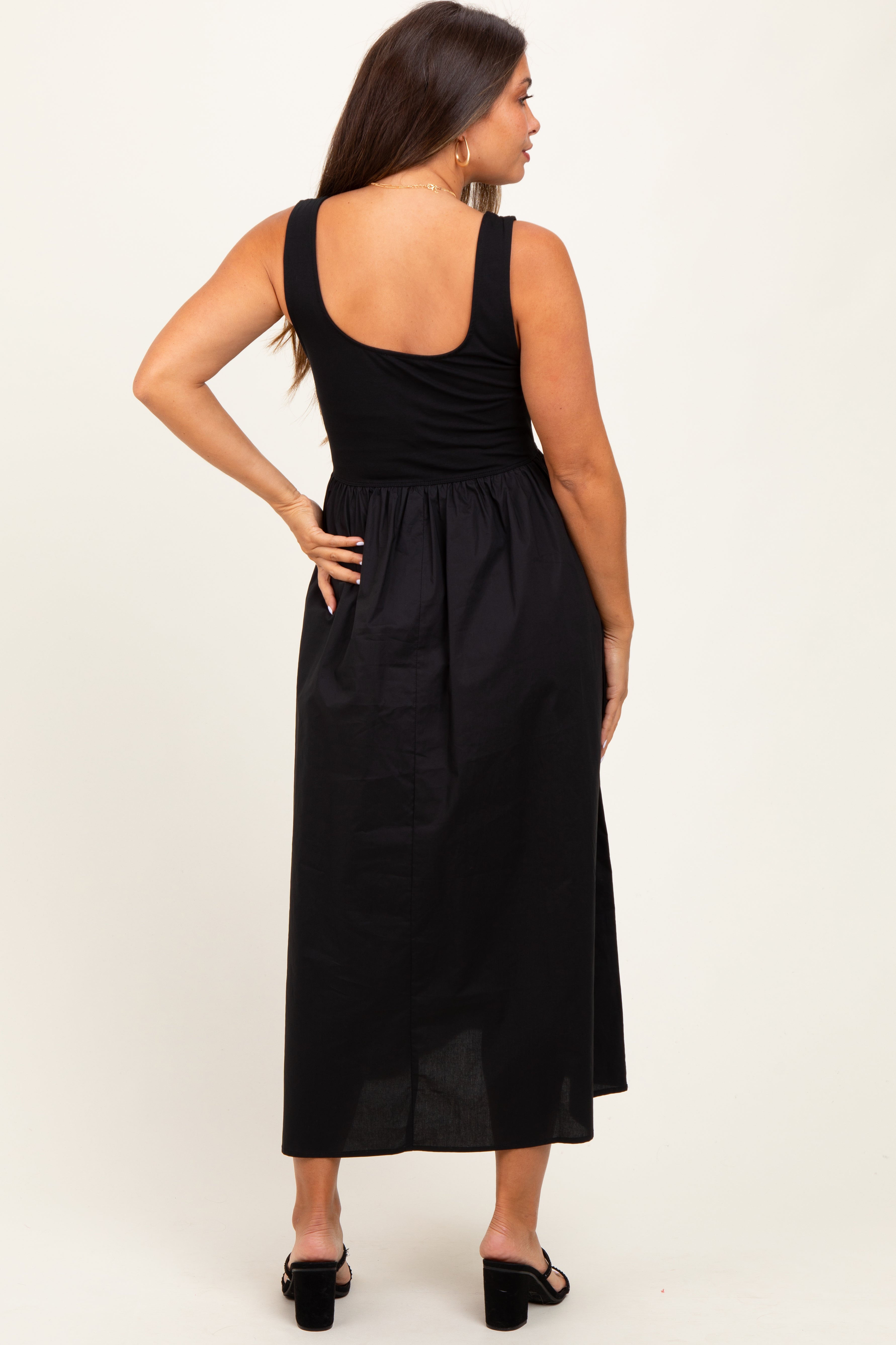 Schwarzes ärmelloses Umstands-Midikleid mit Kontrastdetail und eckigem Ausschnitt