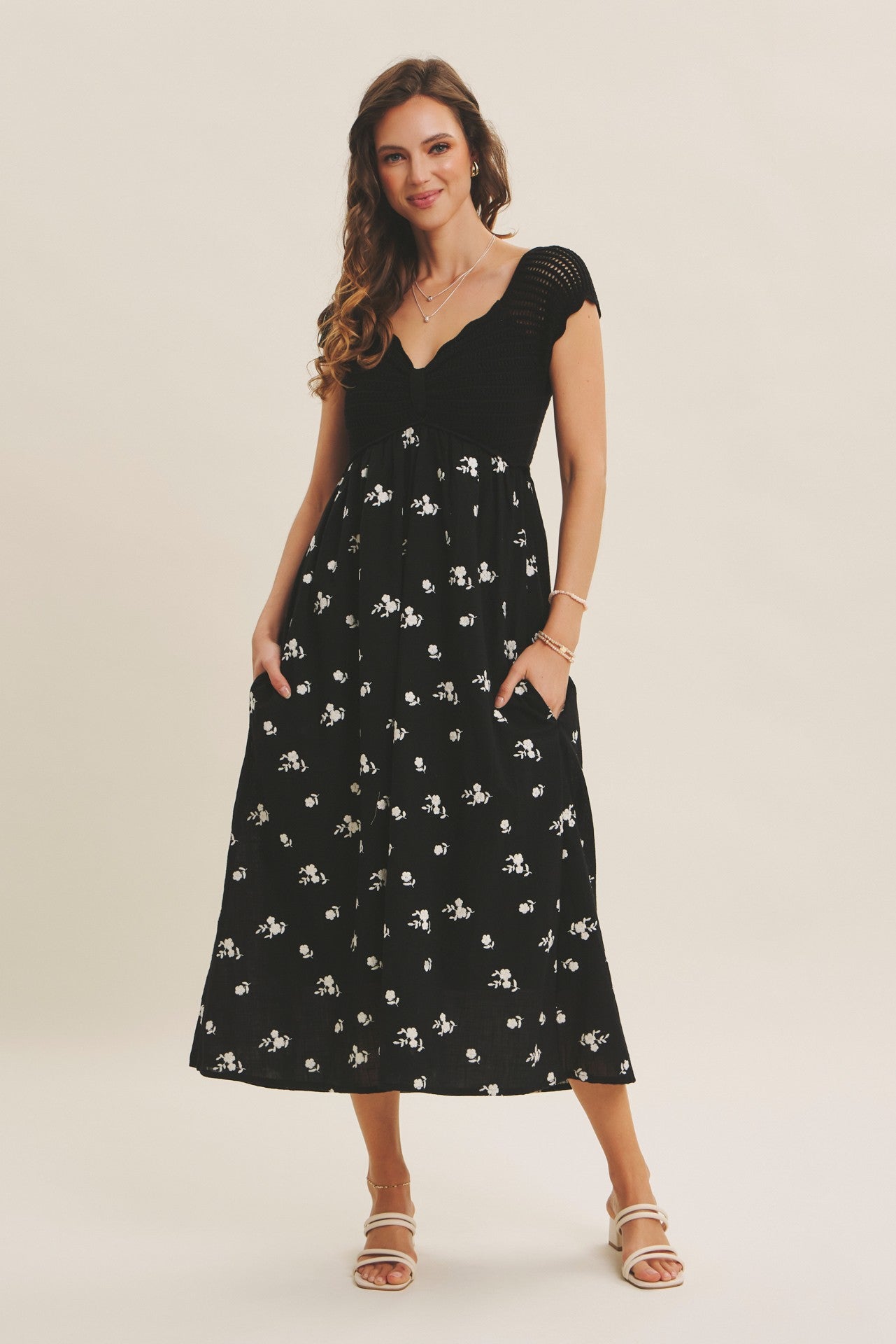 Umstands-Midikleid mit Häkeloberteil und Blumenstickerei