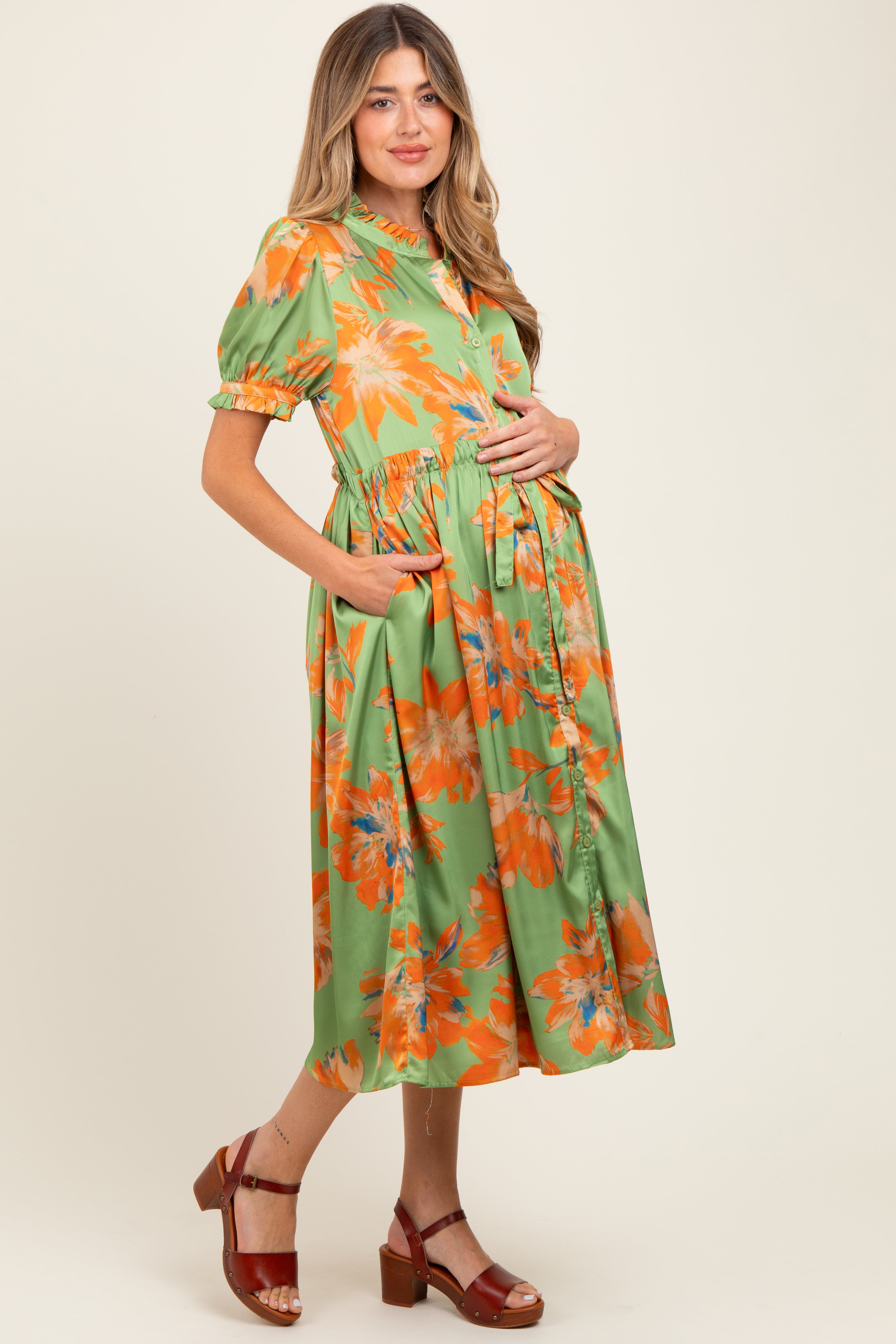 Hellolivfarbenes Umstands-Midikleid aus Satin mit Blumenmuster und Knopfleiste