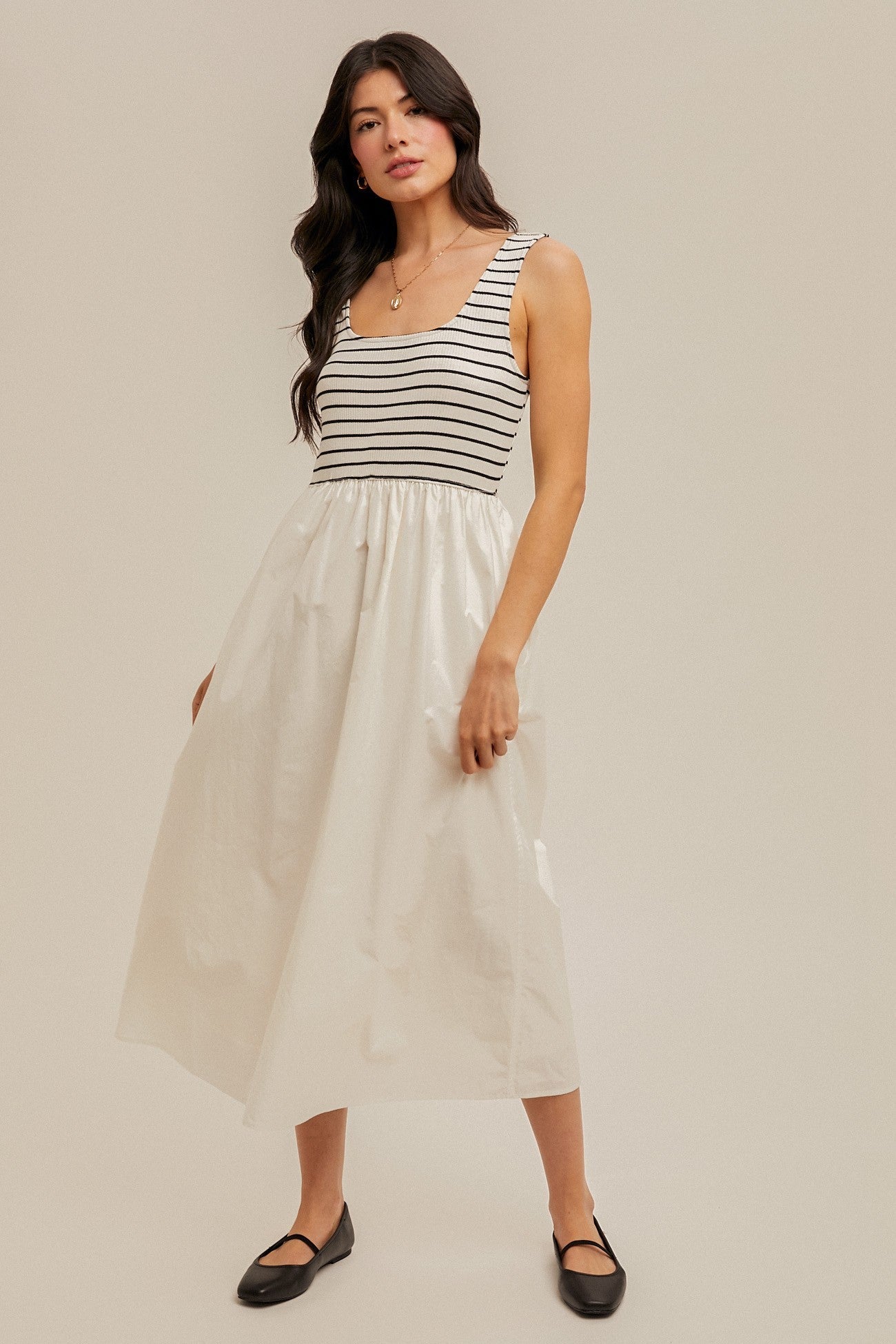 Ärmelloses Umstands-Midikleid mit weißen Kontraststreifen