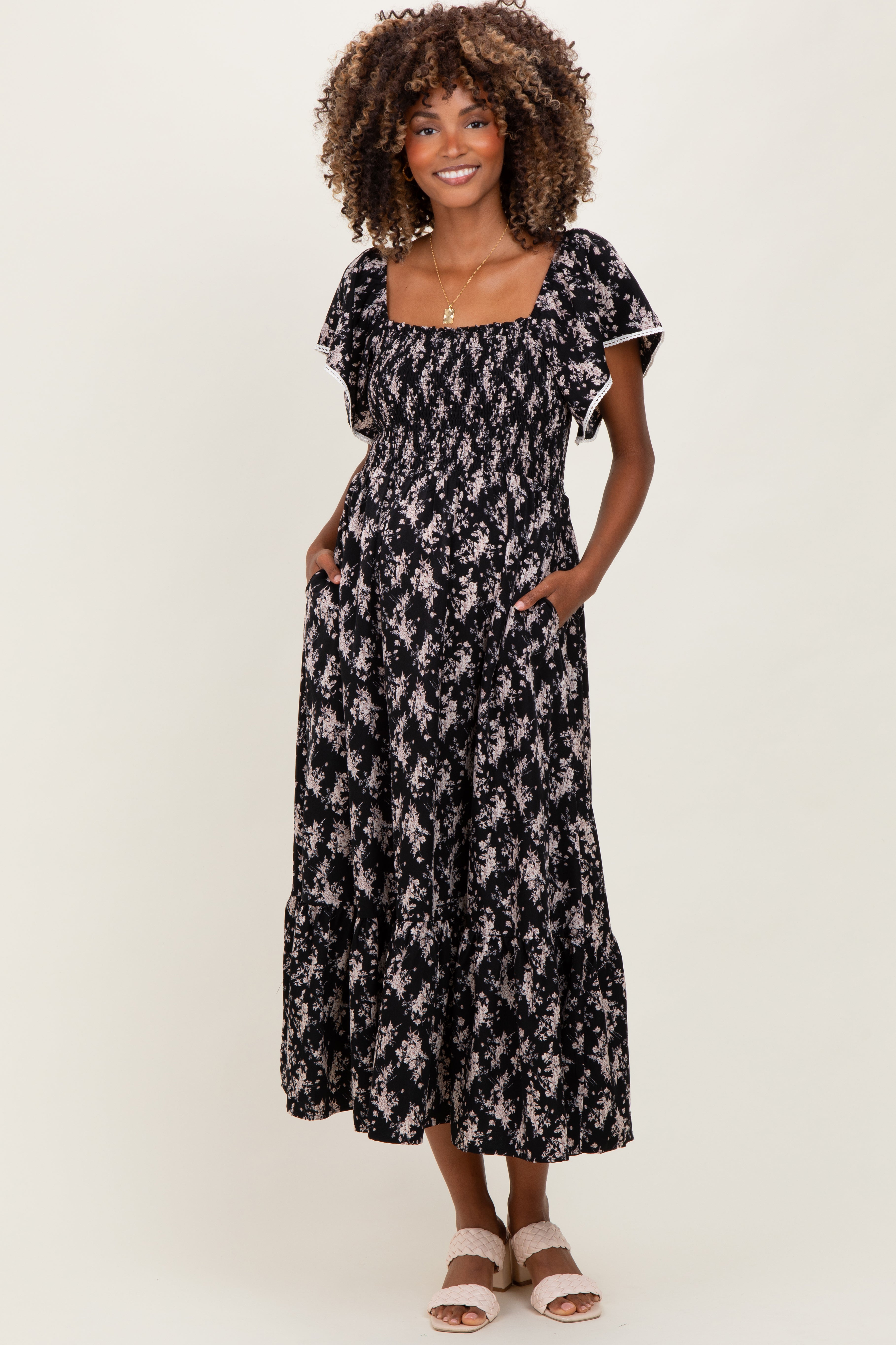 Schwarzes Umstands-Midikleid mit Blumenmuster, Smok-Oberteil und Flügelärmeln