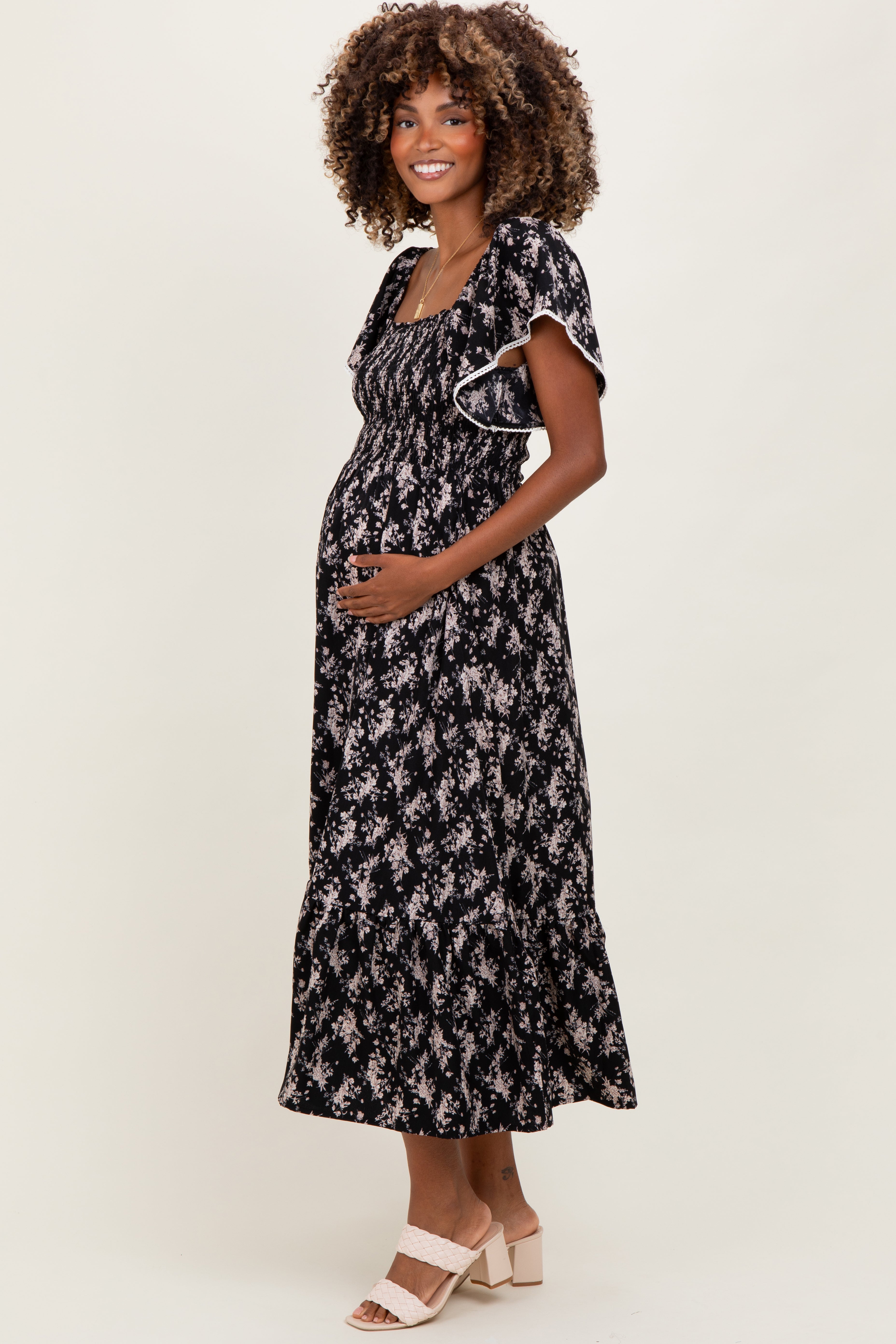 Schwarzes Umstands-Midikleid mit Blumenmuster, Smok-Oberteil und Flügelärmeln
