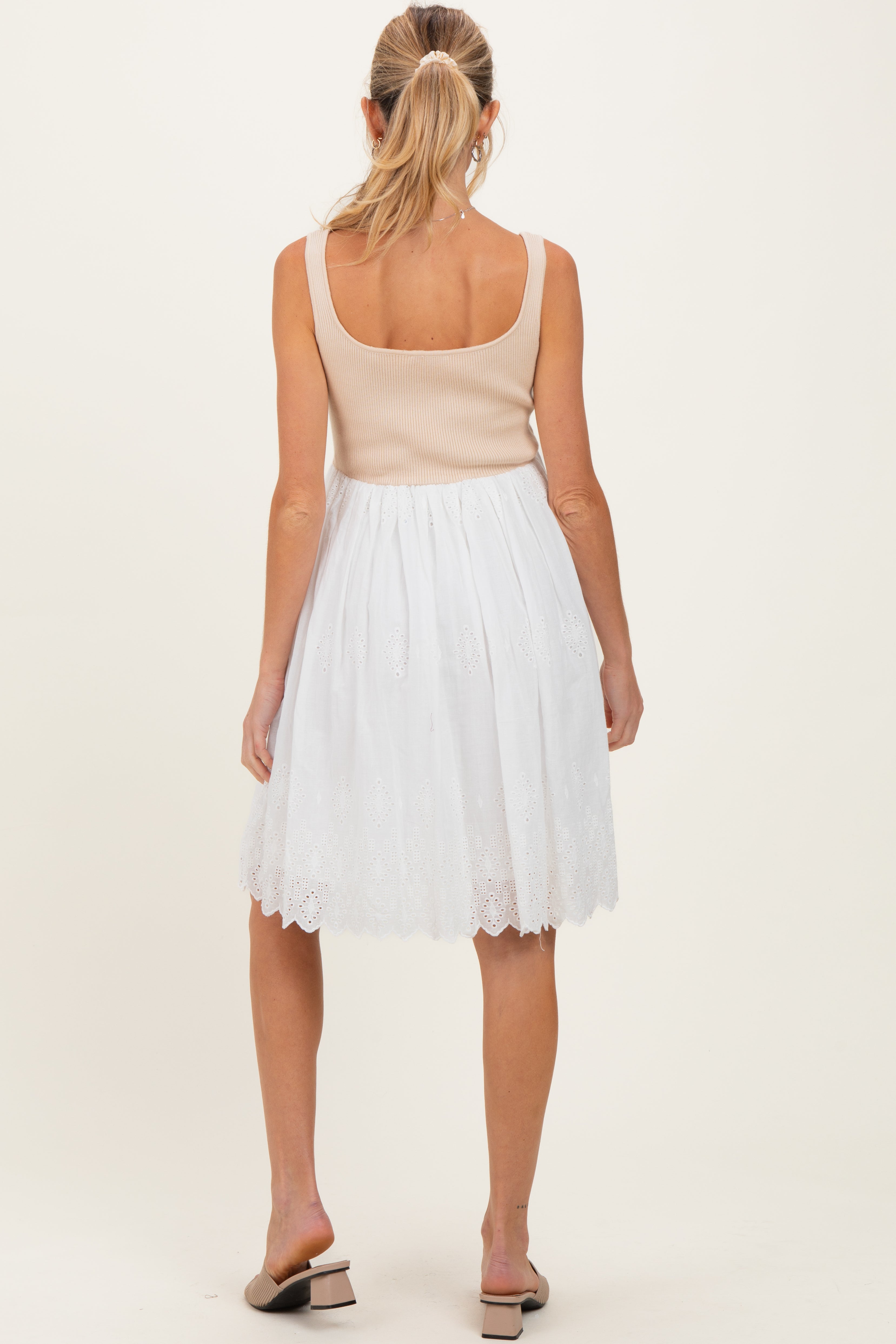 Beigefarbenes Umstands-Minikleid aus Strick mit Lochstickerei-Rock im Kontrast