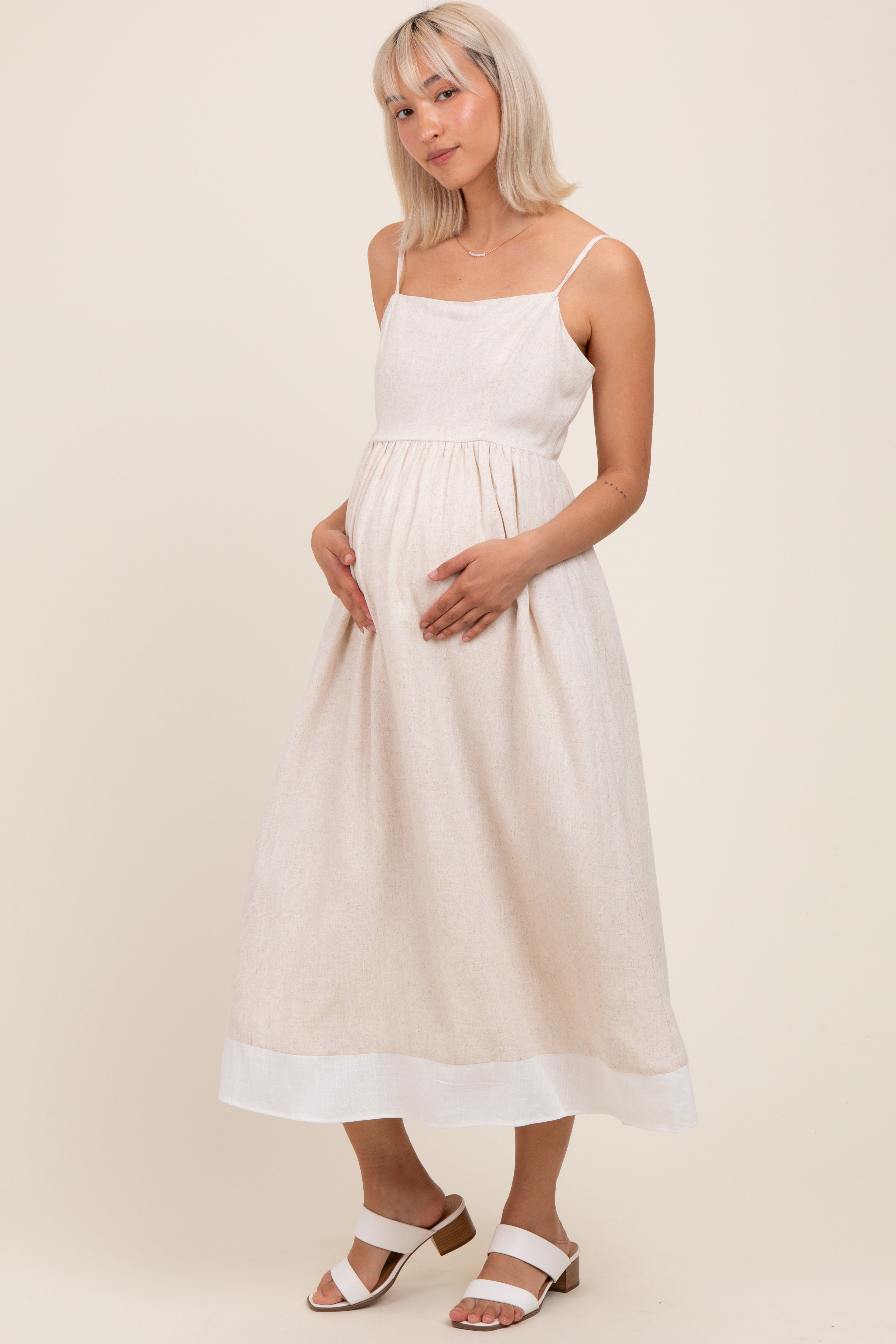Beigefarbenes Umstands-Midikleid im Farbblock-Design mit Bindung am Rücken