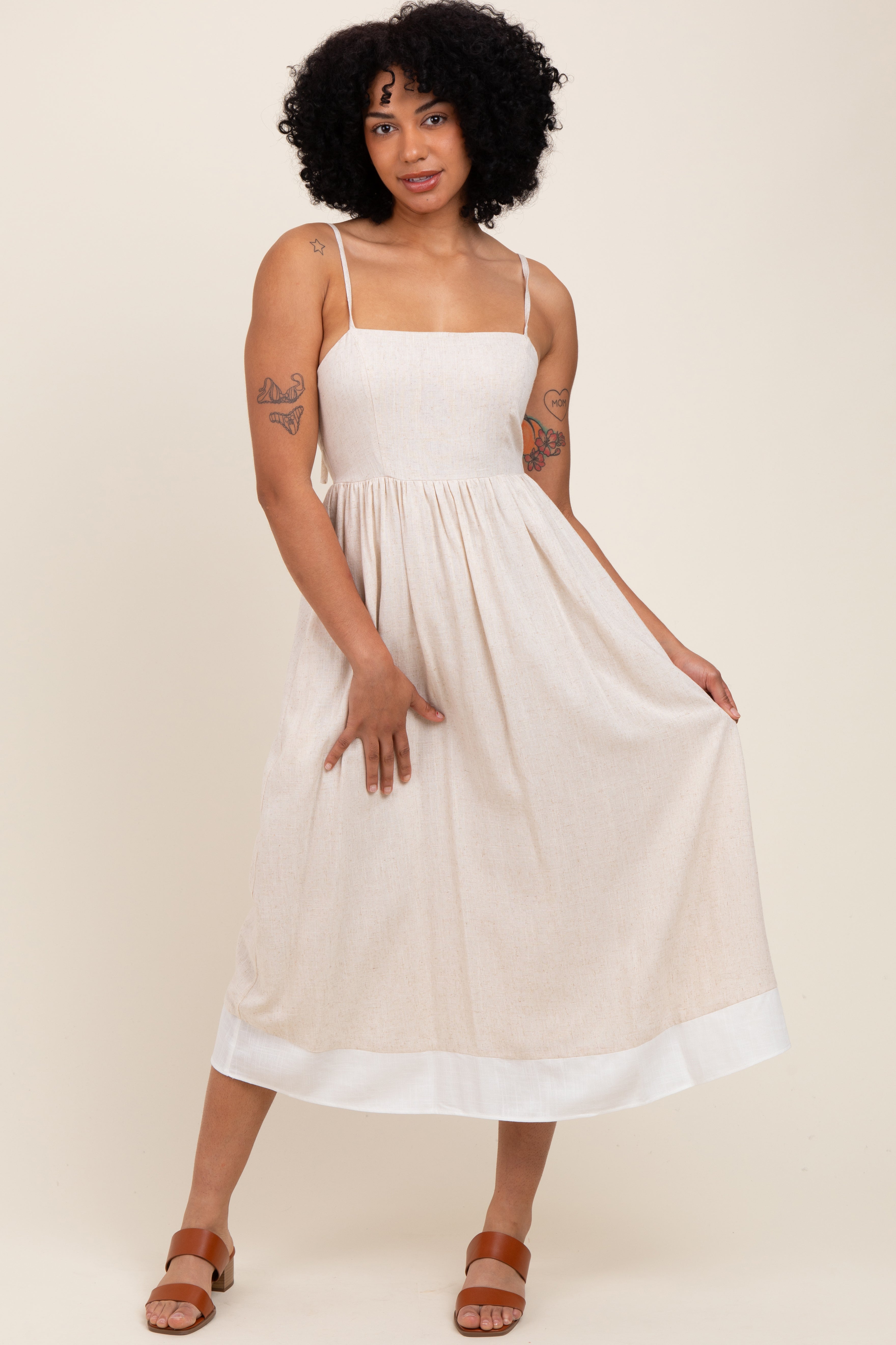 Beigefarbenes Umstands-Midikleid im Farbblock-Design mit Bindung am Rücken