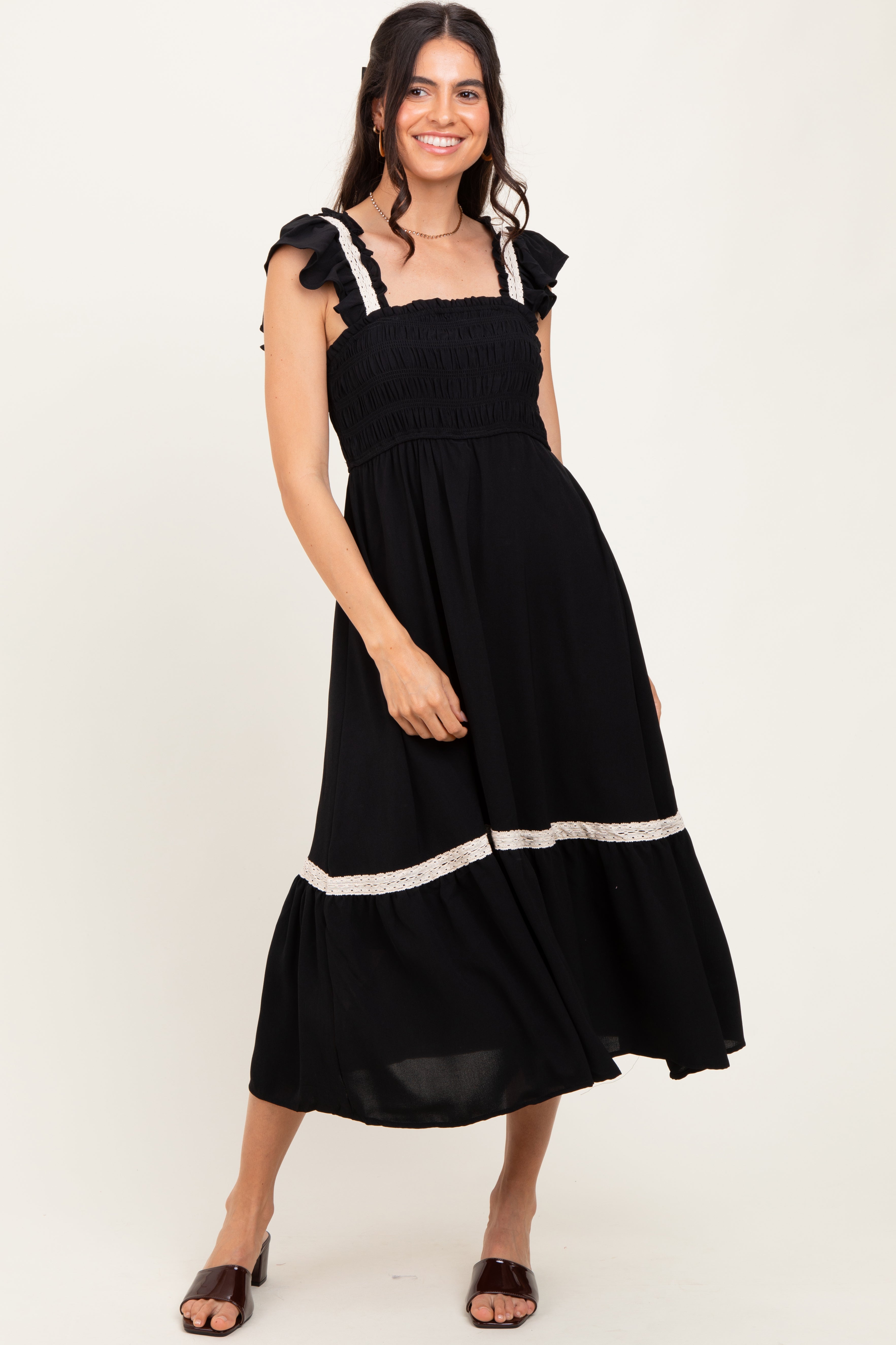 Schwarzes Umstands-Midikleid mit Smok-Details und Spitze