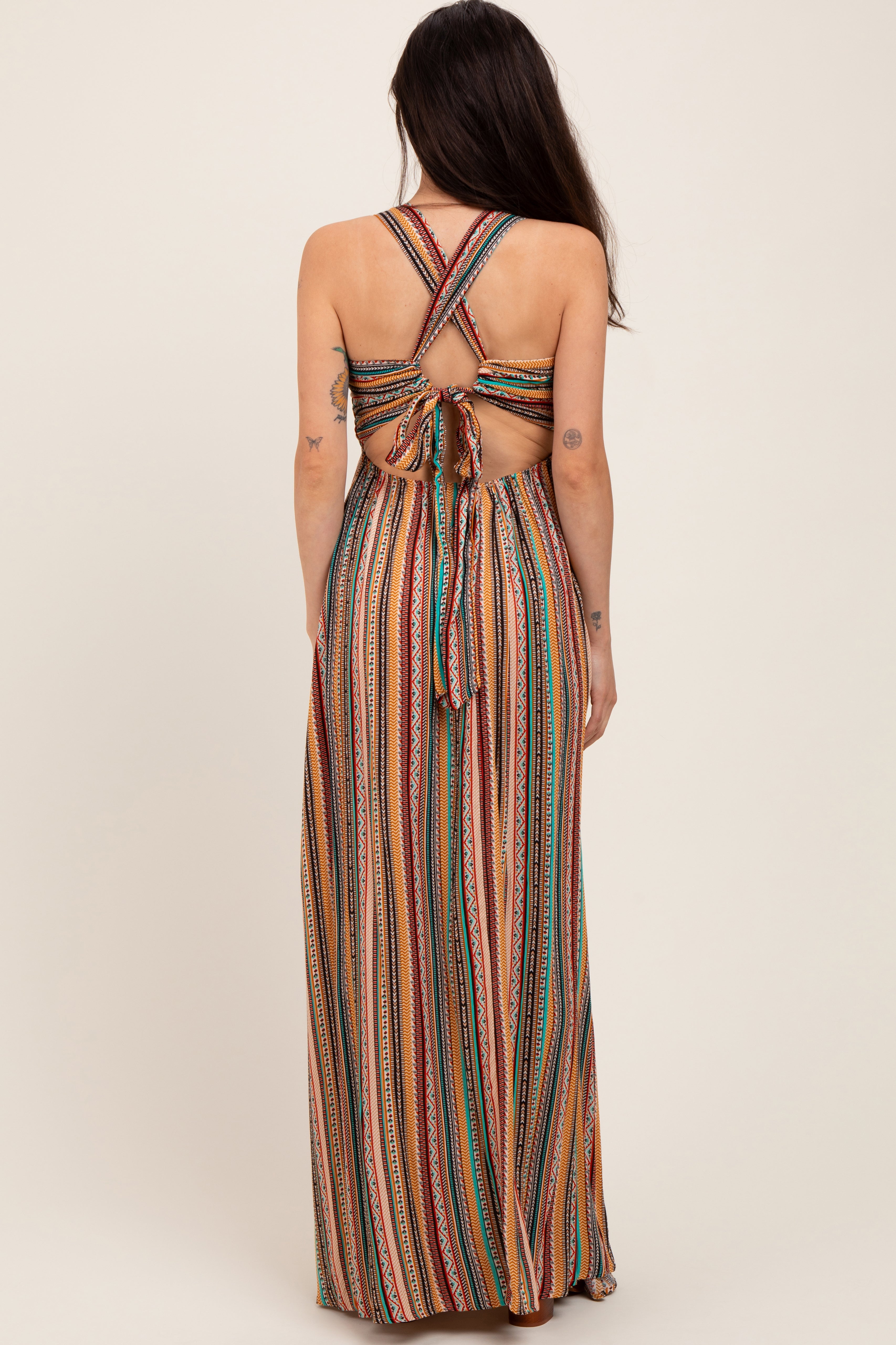 Mehrfarbig bedrucktes Umstands-Maxikleid mit Neckholder, Rückenbindung und Cut-out