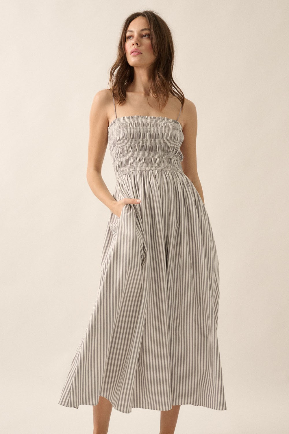Schwarzes gestreiftes Umstands-Midikleid mit Smok